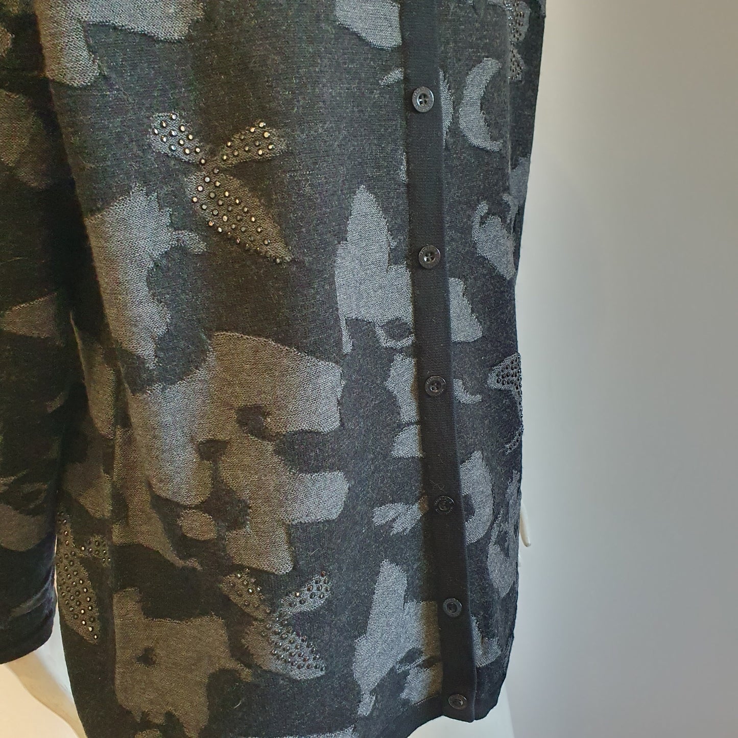 Pull camouflage laine vierge perles noires — détail bas du dos et ourlet