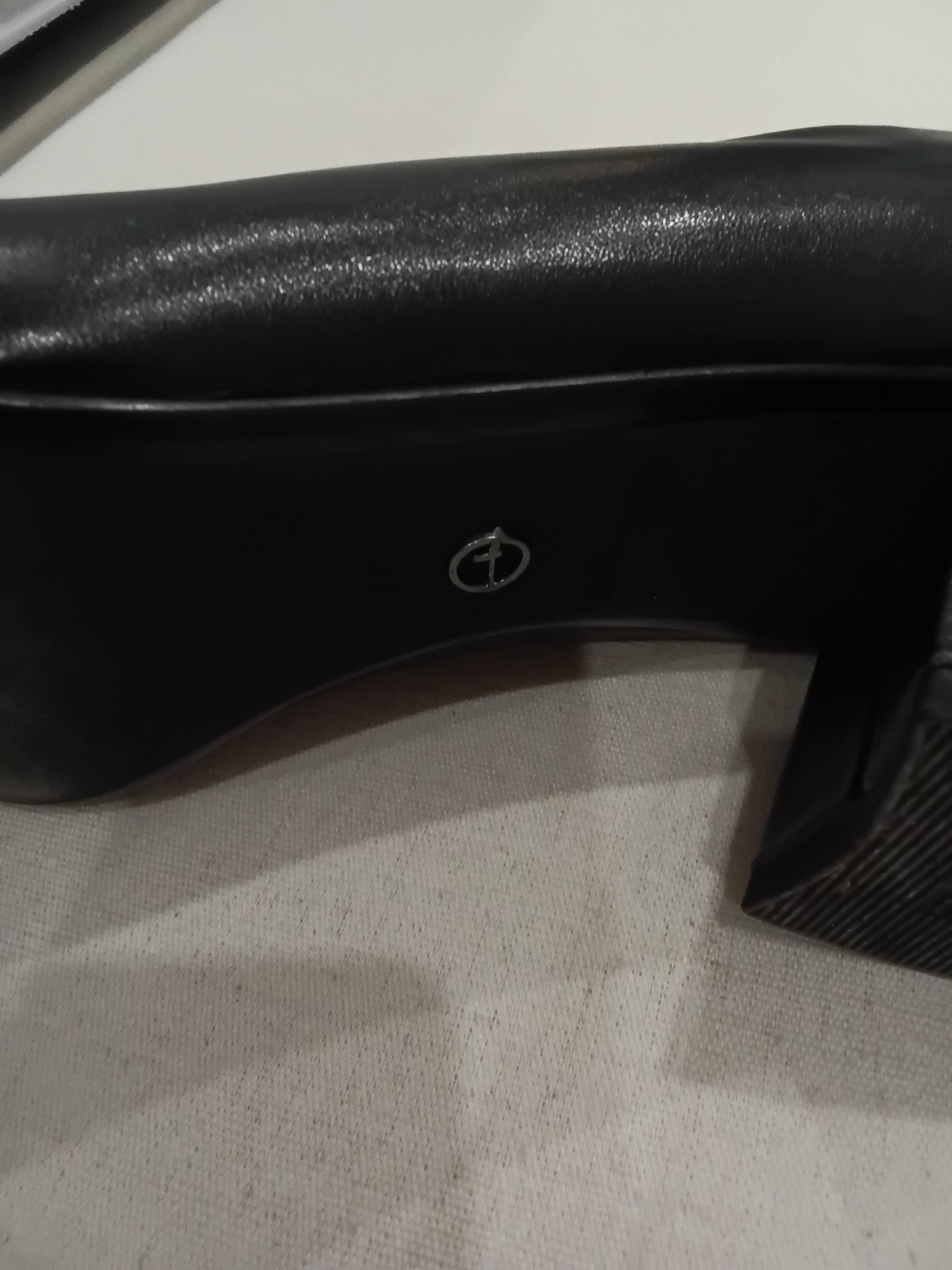 Vintage Escarpins cuir noir TAMARIS F1/2