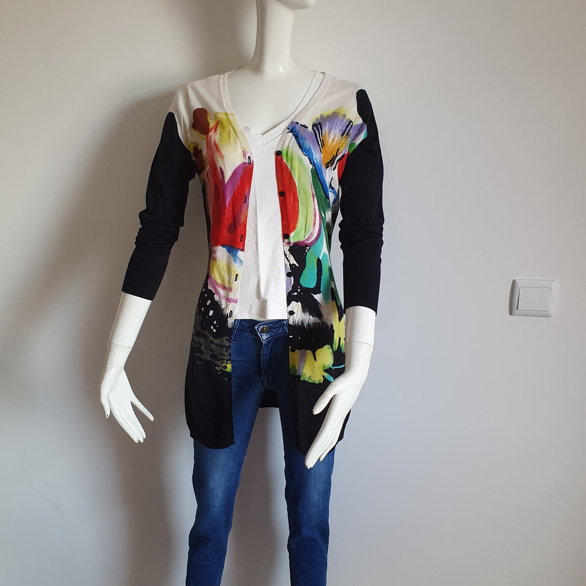 Gilet jacquard multicolore — vue de face, plan rapproché.