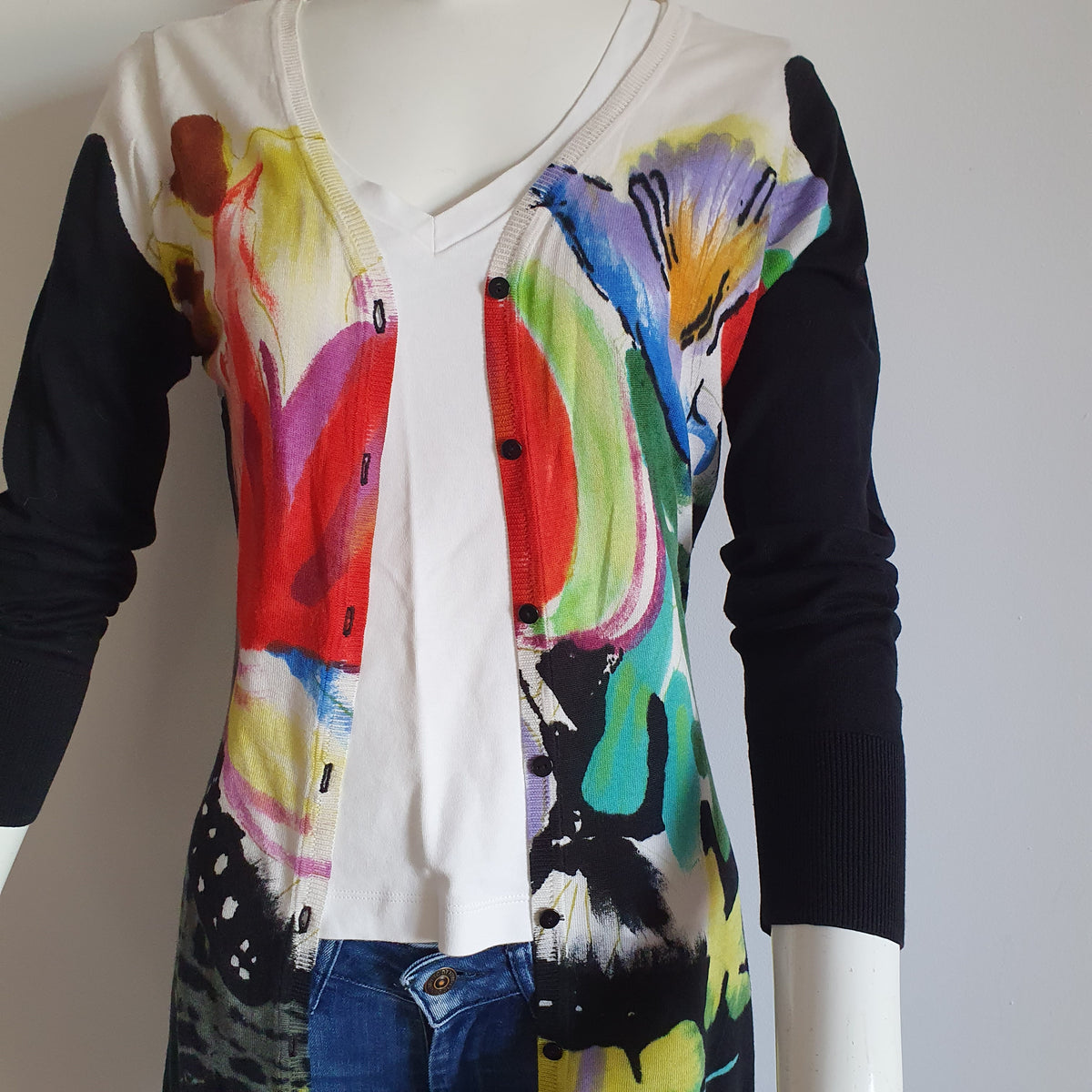 Gilet jacquard multicolore — plan rapproché buste, détail motif et boutons