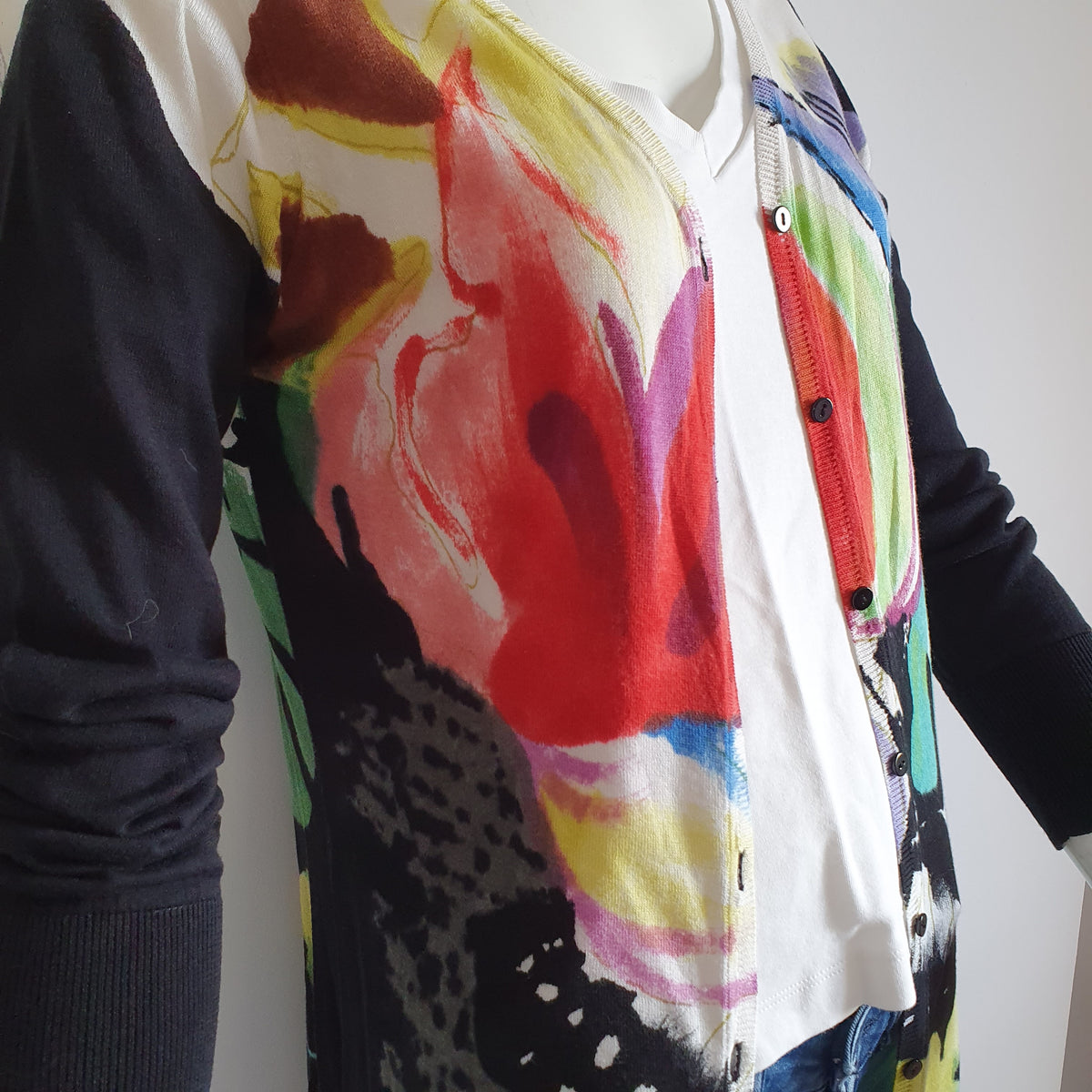 Gilet jacquard multicolore — gros plan col et buste, vue de profil