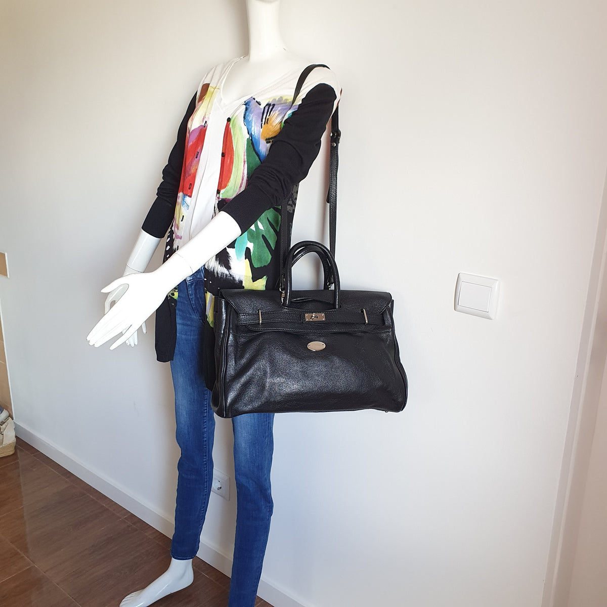 Gilet jacquard multicolore — look de profil avec sac noir structuré