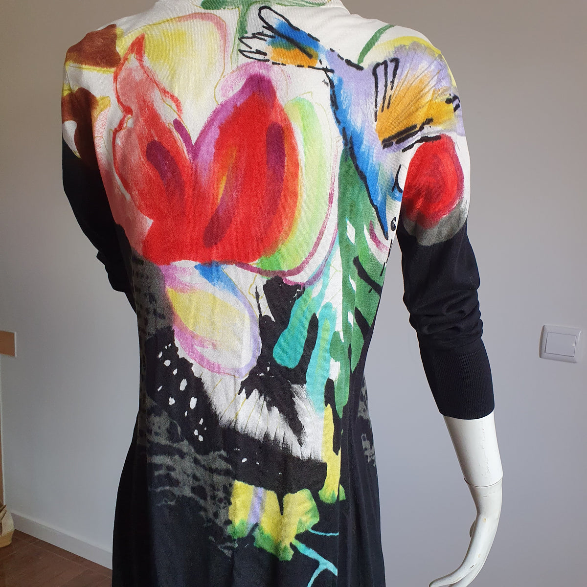 Gilet jacquard multicolore — plan rapproché dos, détail motif