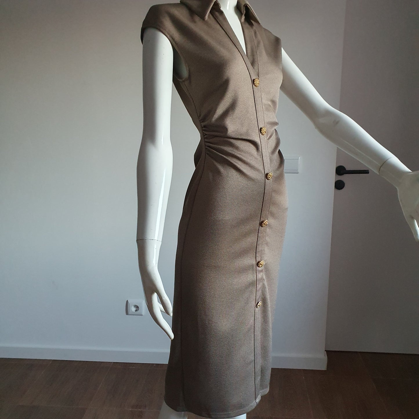Robe Fourreau Taupe Chiné - Boutons Dorés ciselés (T. 36)