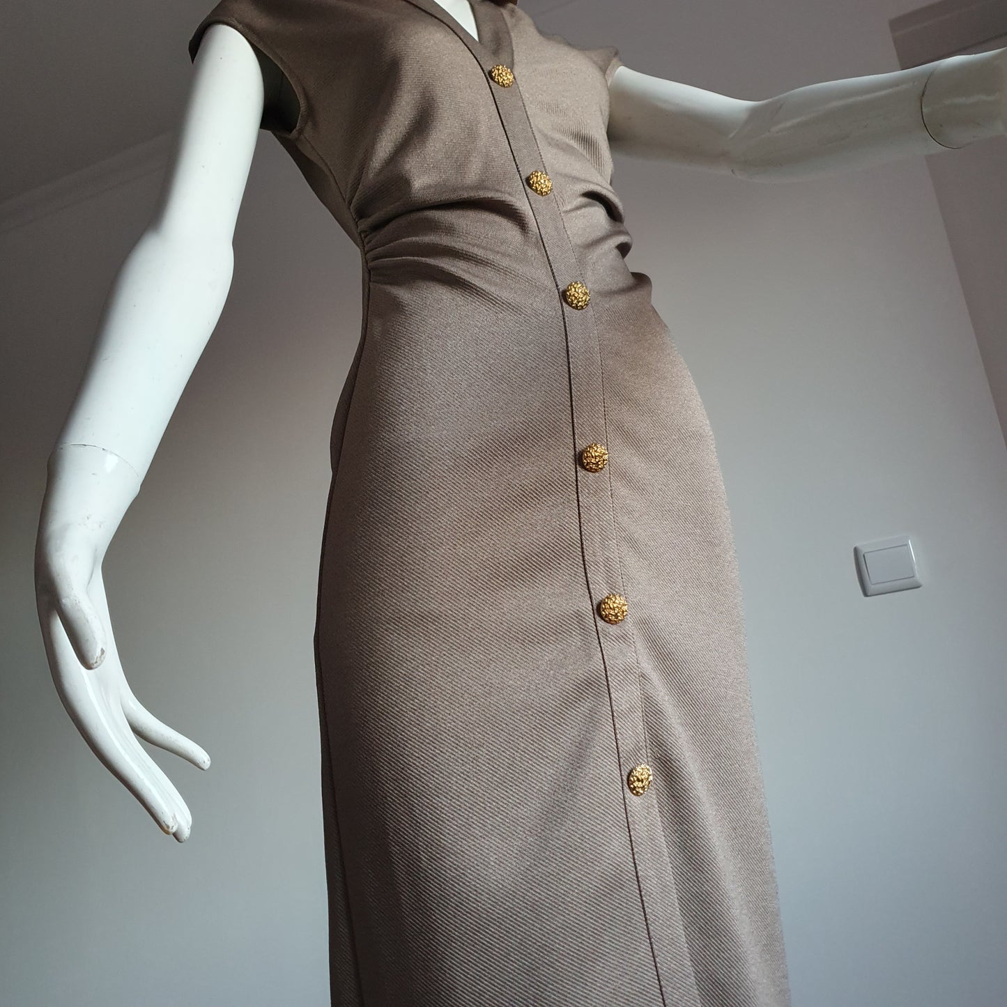 Robe Fourreau Taupe Chiné - Boutons Dorés ciselés (T. 36)