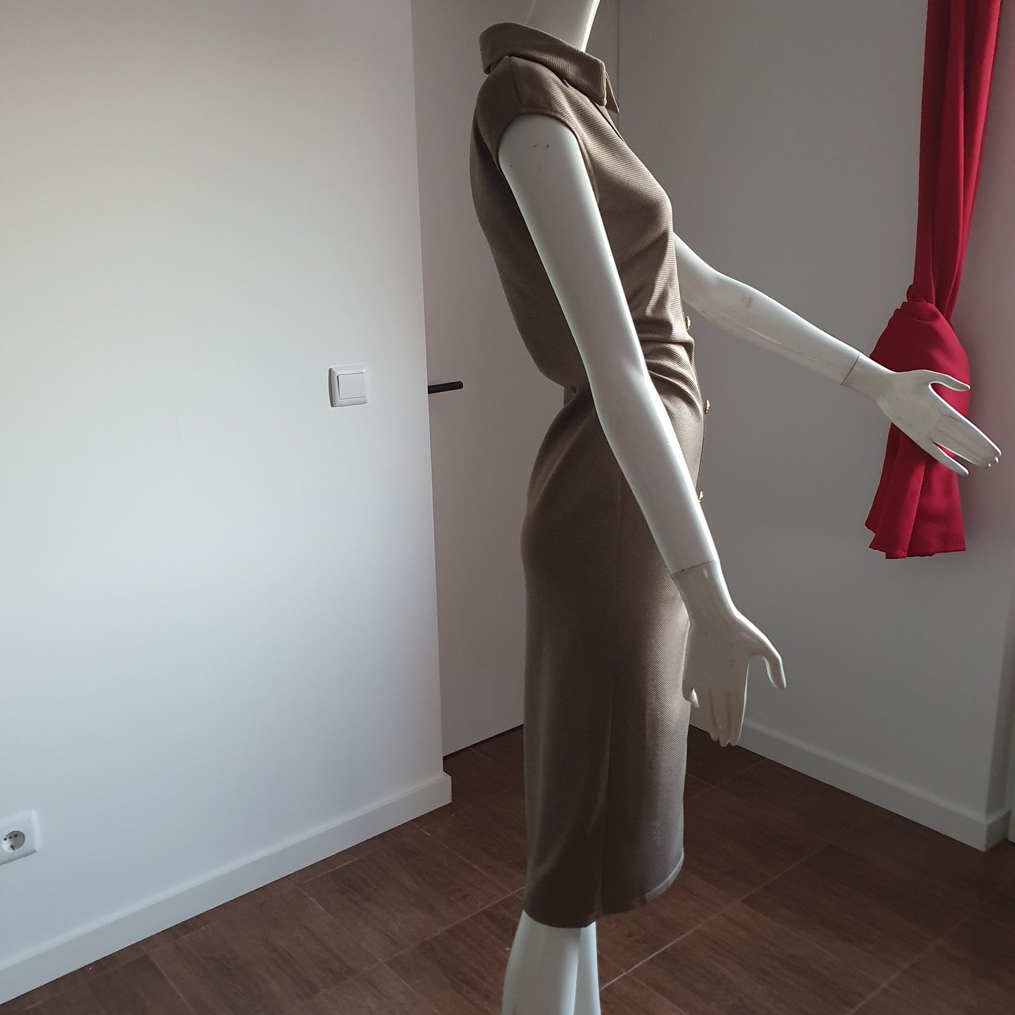 Robe Fourreau Taupe Chiné - Boutons Dorés ciselés (T. 36)