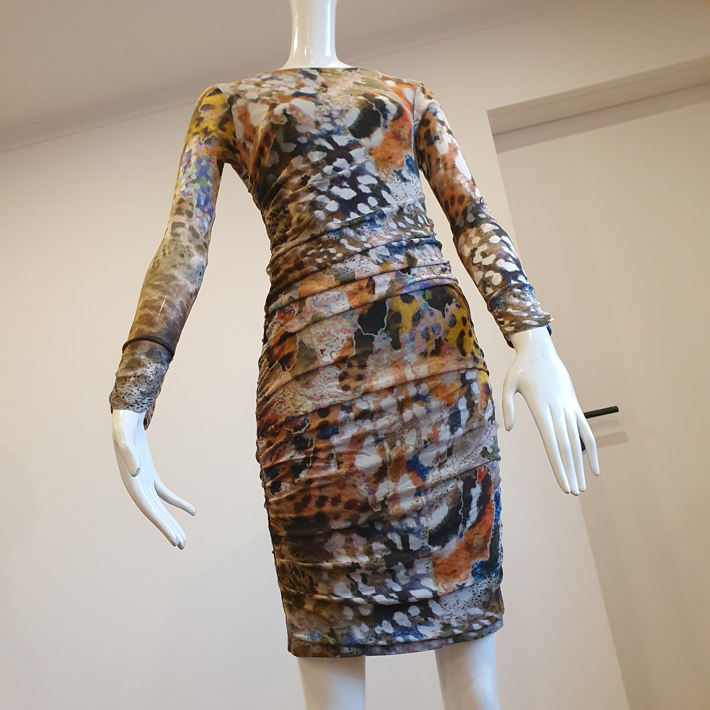 Robe Fourreau Drapée Madeleine — Imprimé Artistique (T. 36)