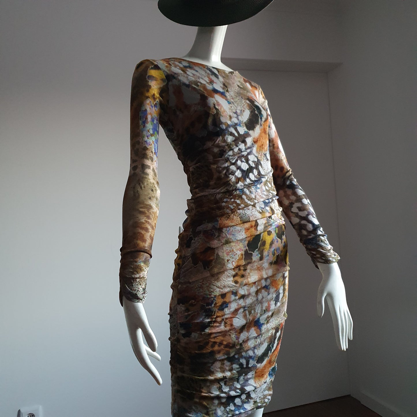 Robe Fourreau Drapée Madeleine — Imprimé Artistique (T. 36)