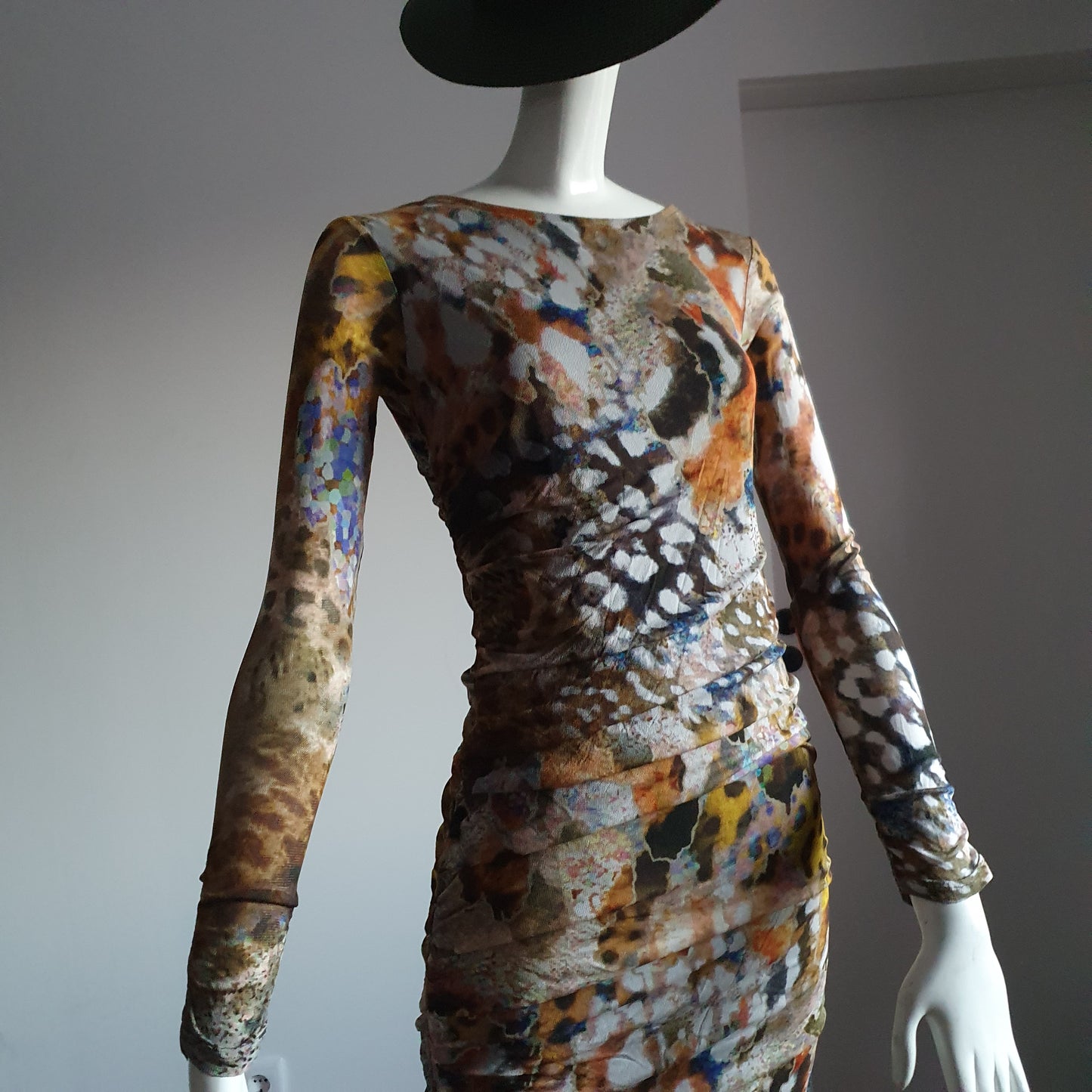 Robe Fourreau Drapée Madeleine — Imprimé Artistique (T. 36)