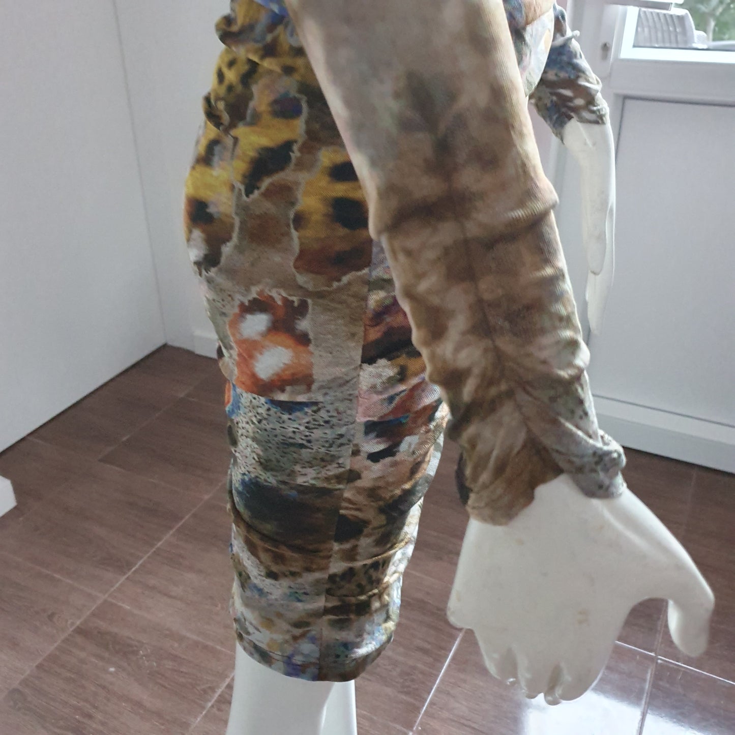 Robe Fourreau Drapée Madeleine — Imprimé Artistique (T. 36)