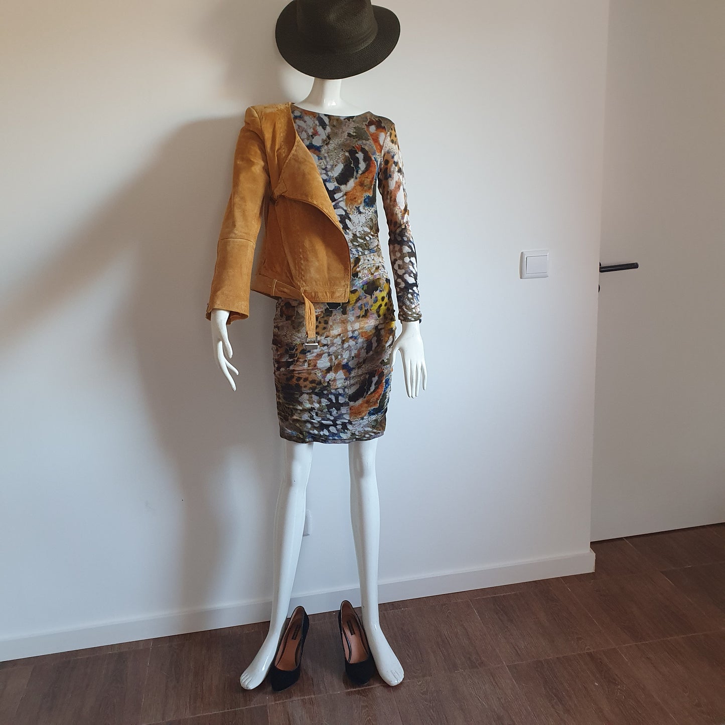 Veste daim moutarde ouverte sur robe fourreau imprimé expressionniste Madeleine — look dépareillé, vue de face, contraste brut et pictural
