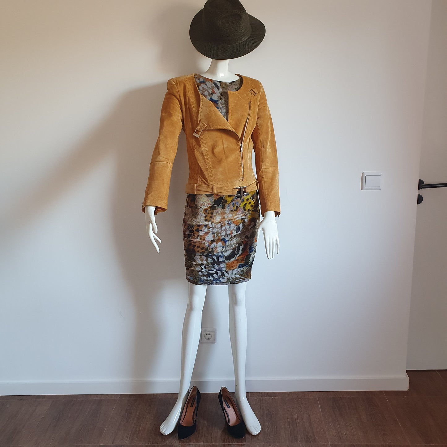 Veste en daim moutarde portée sur robe drapée — look dépareillé, vue de face, détail fermeture crochets