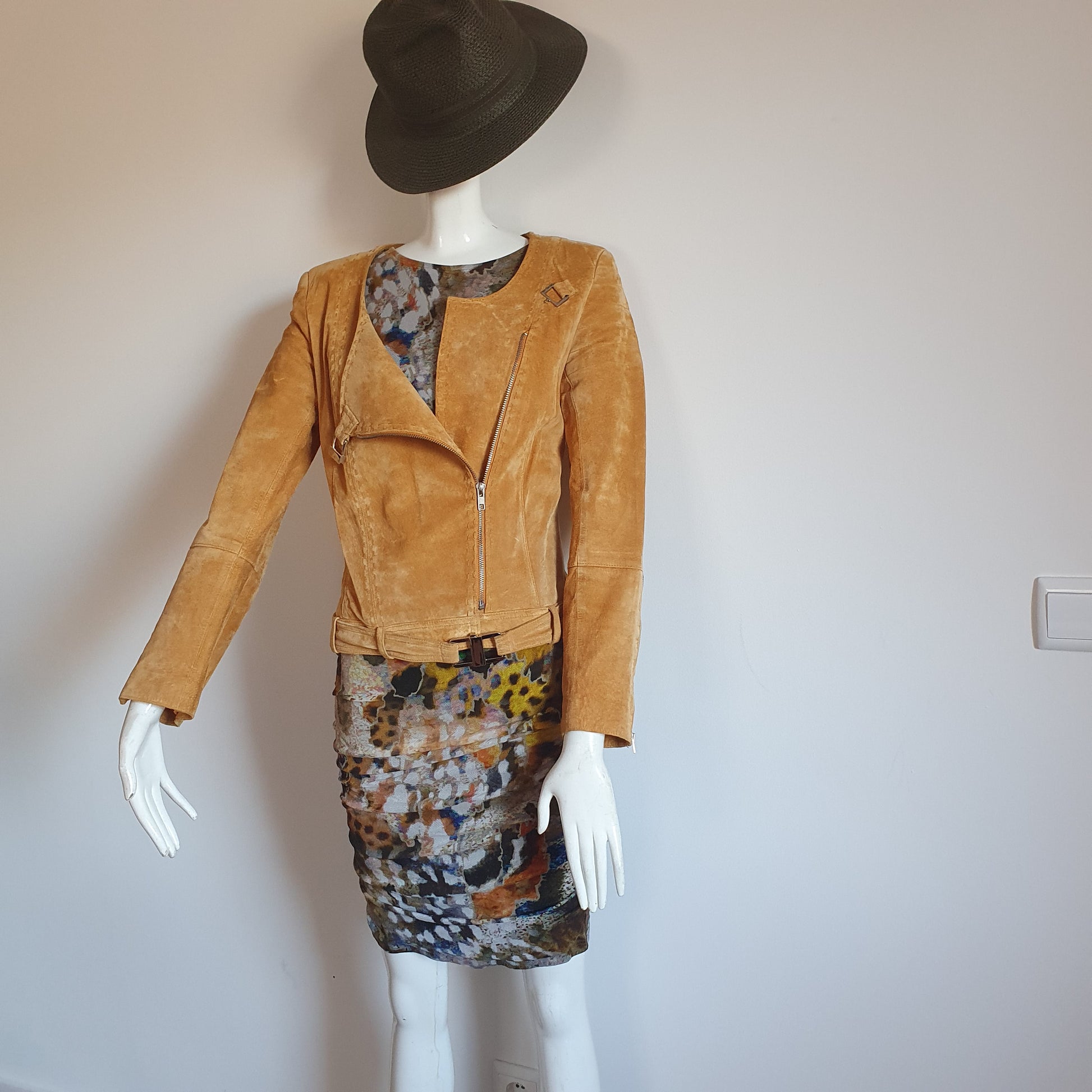Ensemble dépareillé — veste tailleur daim moutarde fermée sur robe fourreau Madeleine imprimé artistique — look complet sur mannequin, vue de face