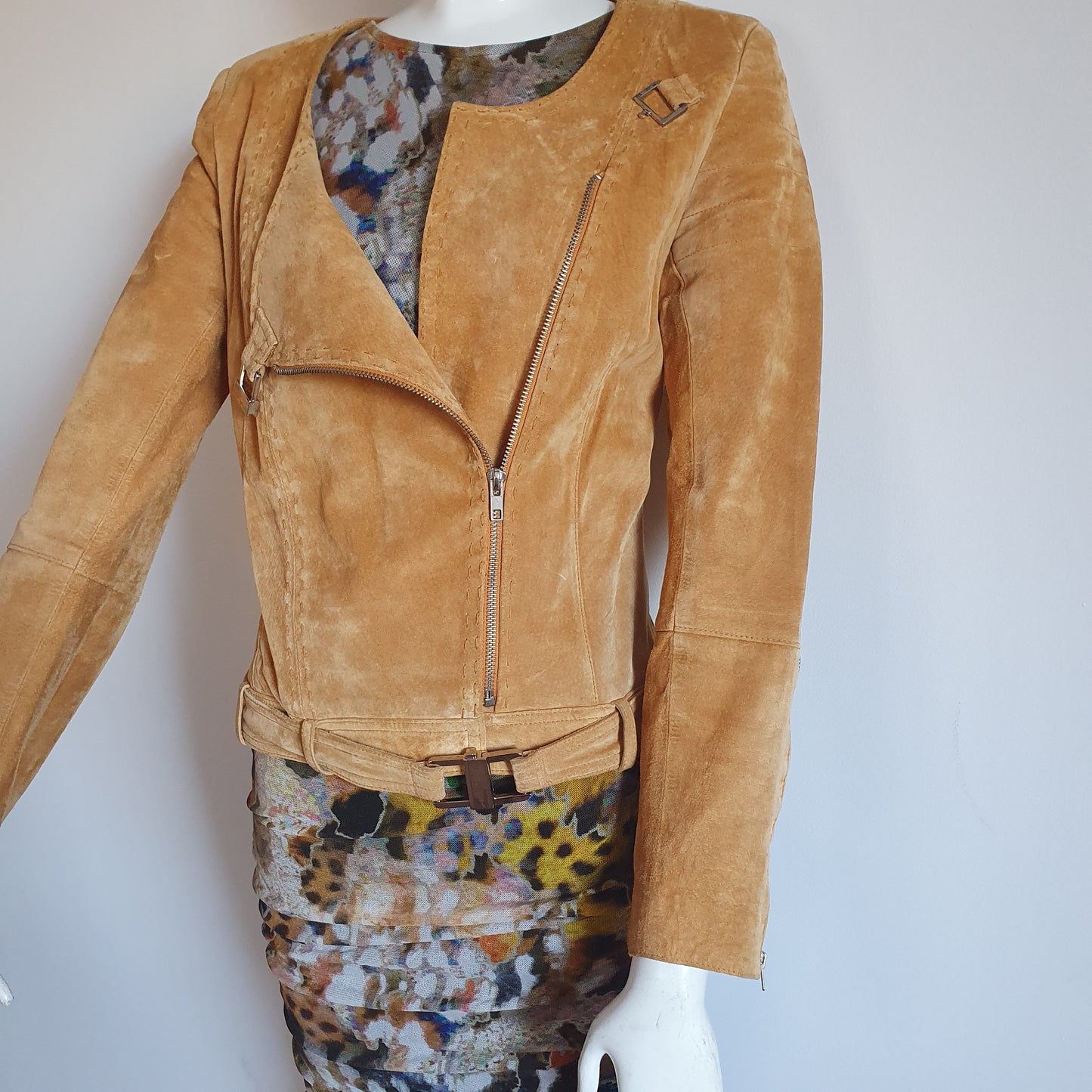 Veste Vintage daim moutarde, vue de face avec col ouvert sur mannequin portant robe drapée expressionniste.