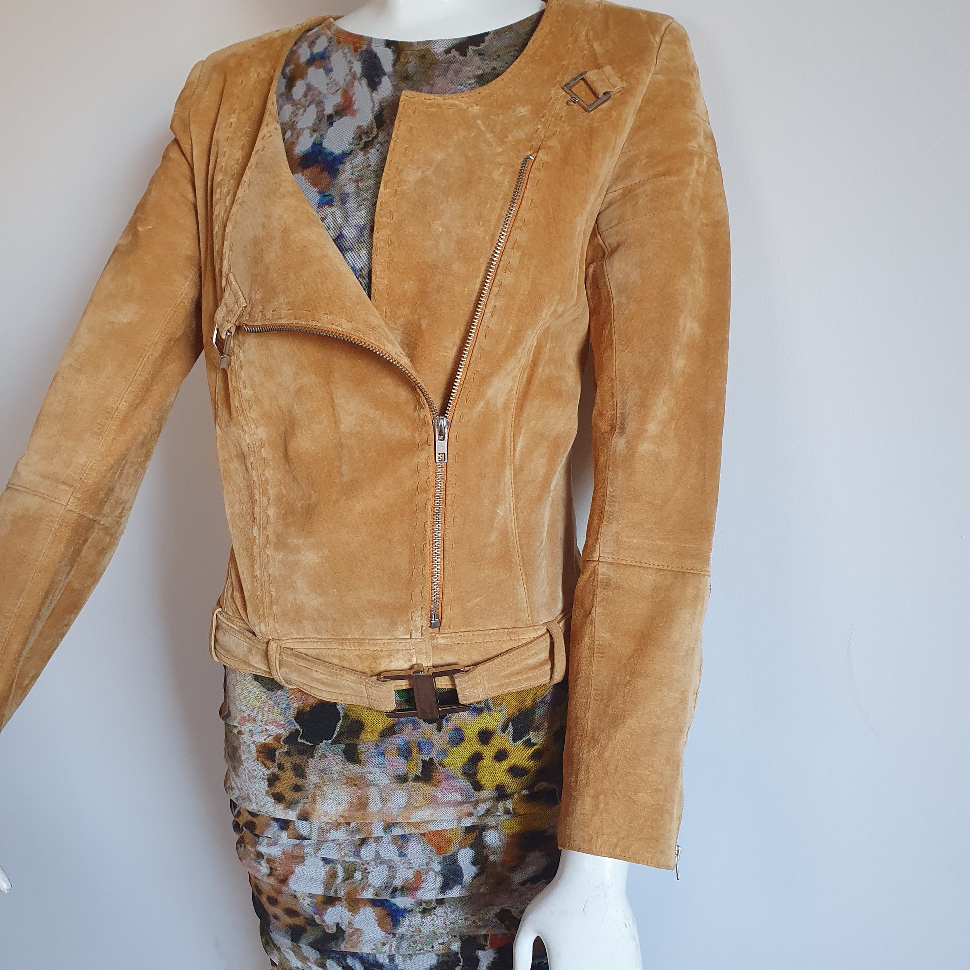 Veste Vintage daim moutarde, vue de face avec col ouvert sur mannequin portant robe drapée expressionniste.
