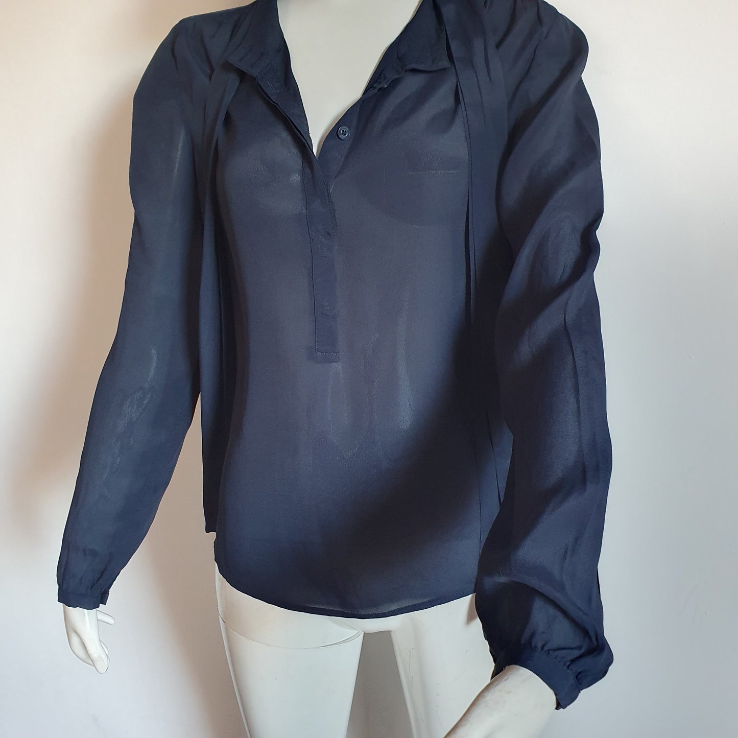 Chemisier Lavallière en Soie Bleu Marine — Maison Madeleine (T. 38)