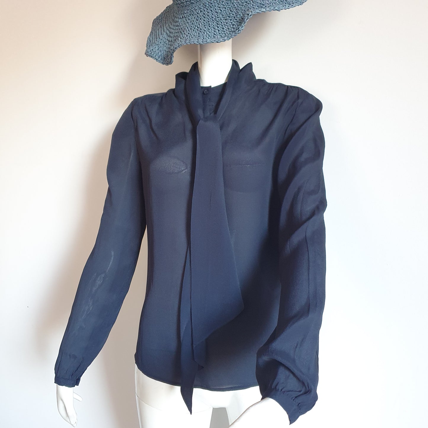 Chemisier Lavallière en Soie Bleu Marine — Maison Madeleine (T. 38)