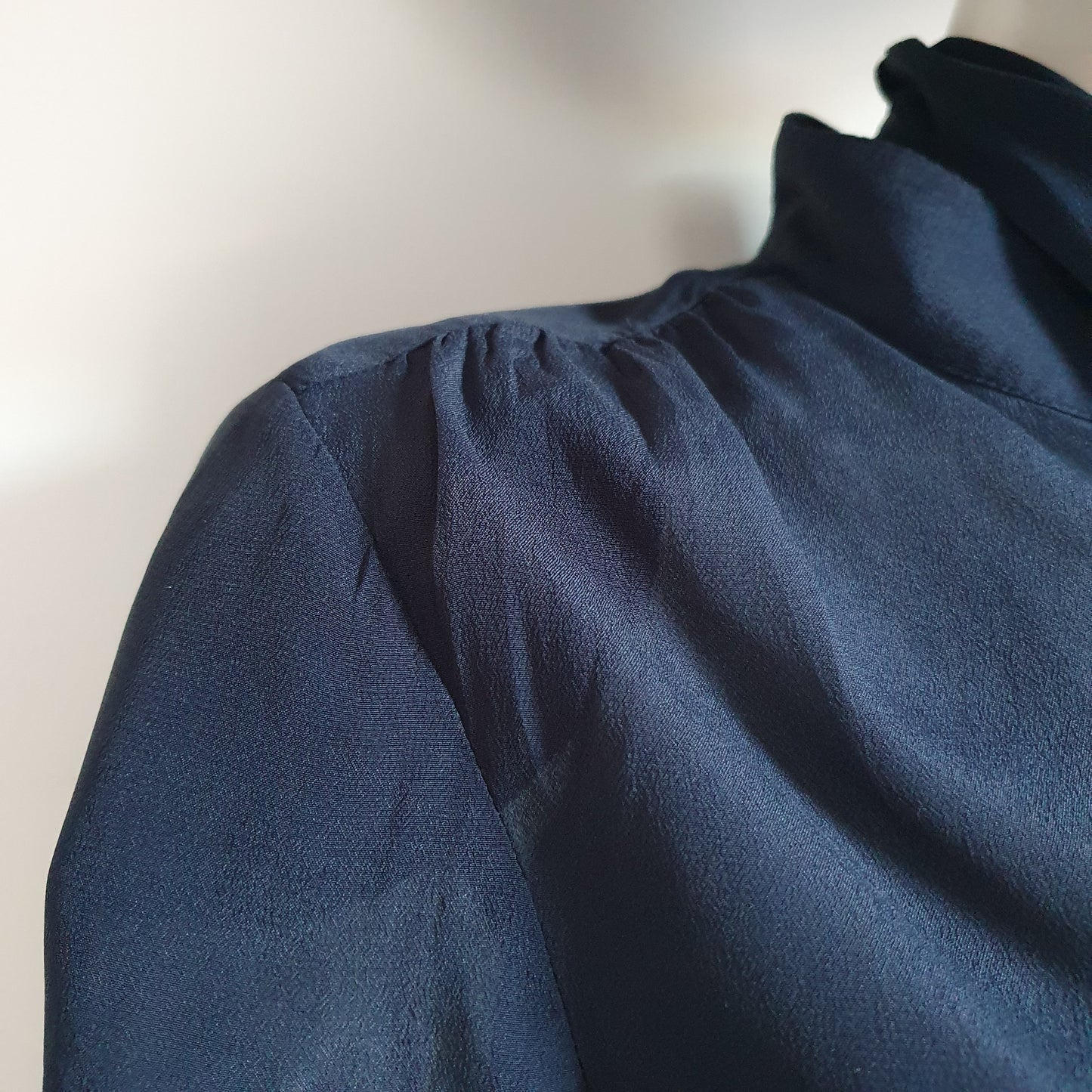 Chemisier Lavallière en Soie Bleu Marine — Maison Madeleine (T. 38)