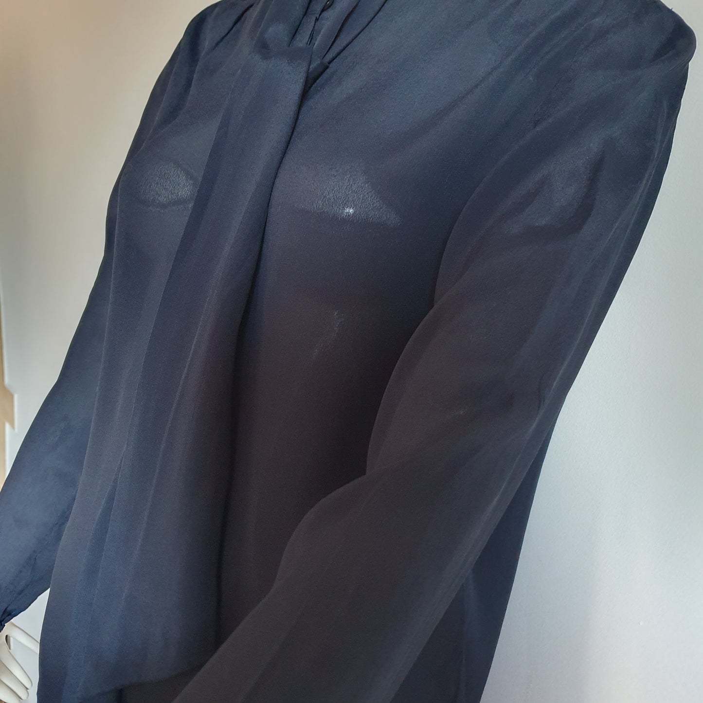 Chemisier Lavallière en Soie Bleu Marine — Maison Madeleine (T. 38)