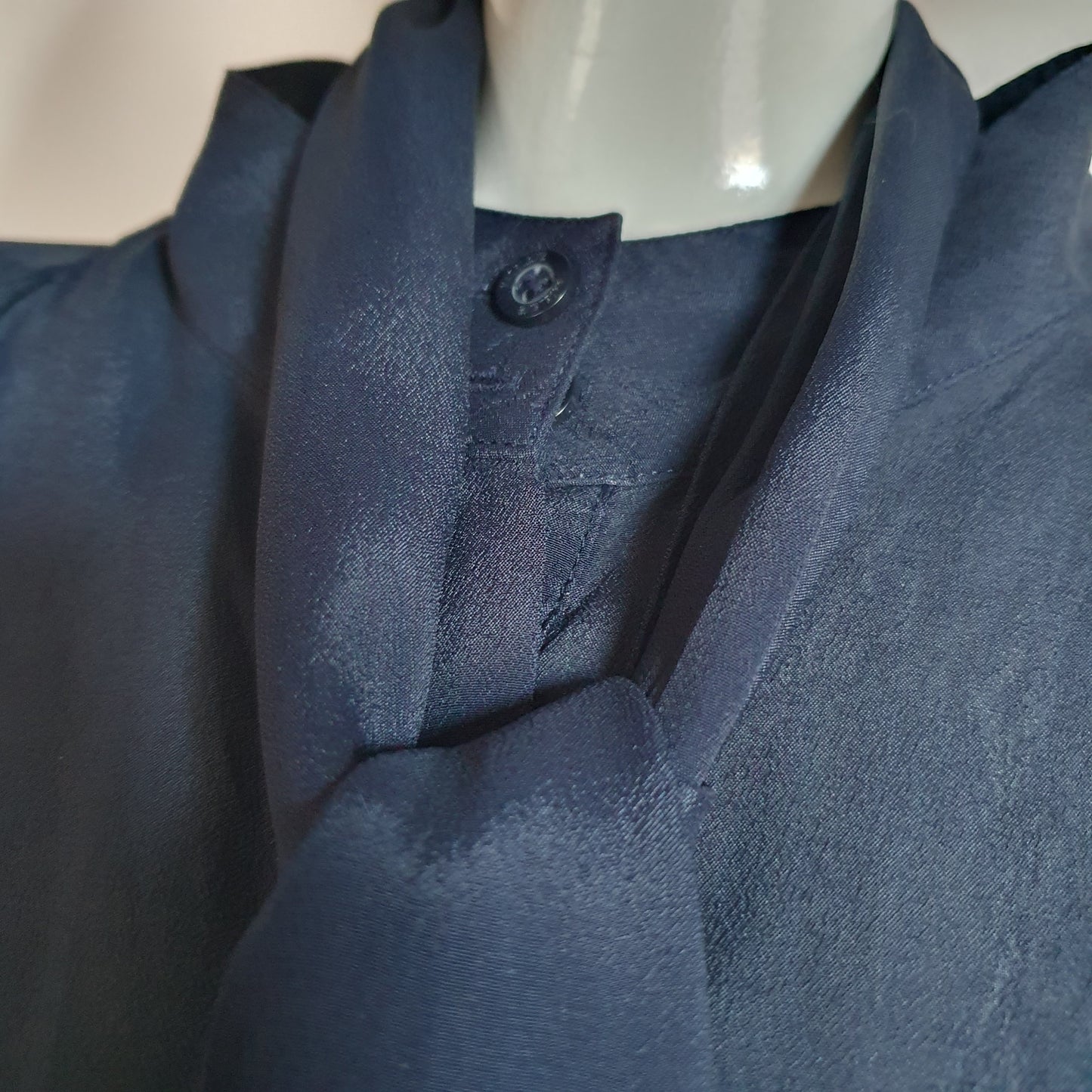 Chemisier Lavallière en Soie Bleu Marine — Maison Madeleine (T. 38)
