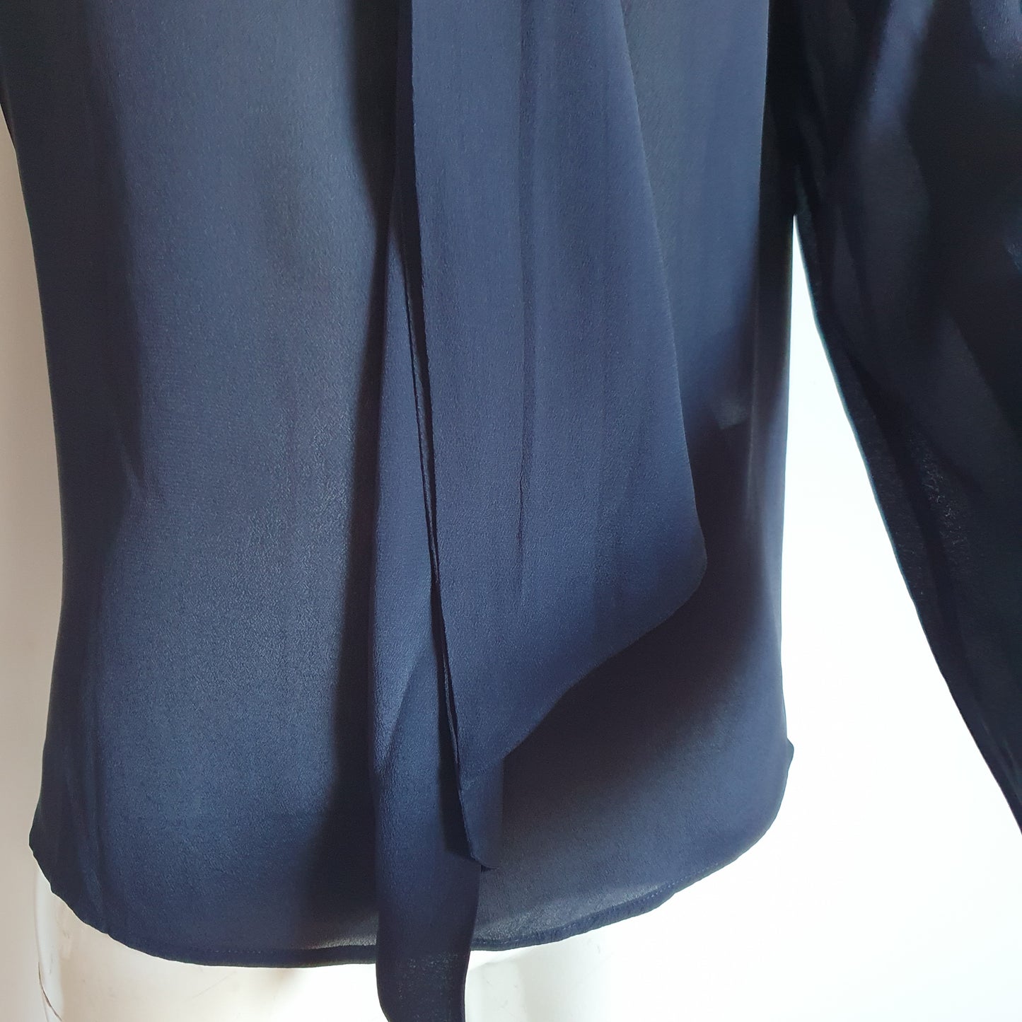 Chemisier Lavallière en Soie Bleu Marine — Maison Madeleine (T. 38)