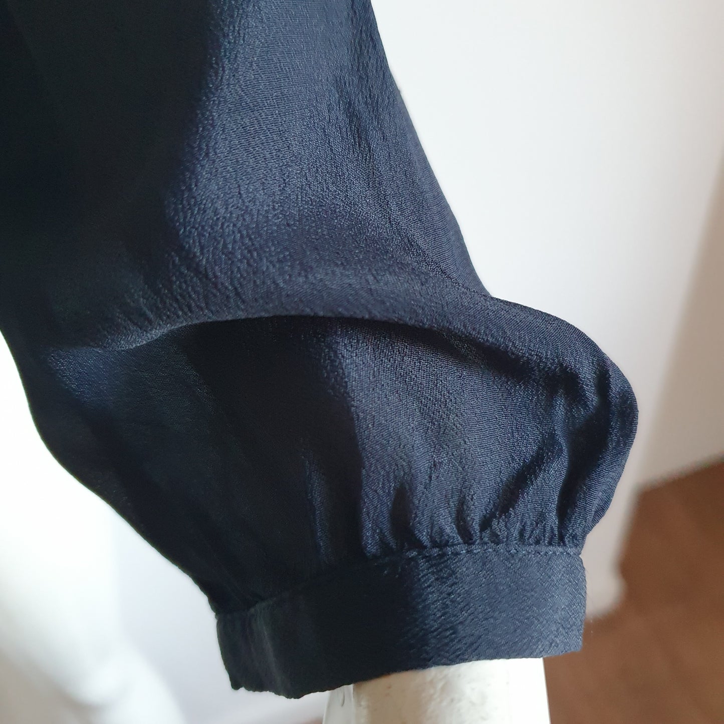 Chemisier Lavallière en Soie Bleu Marine — Maison Madeleine (T. 38)