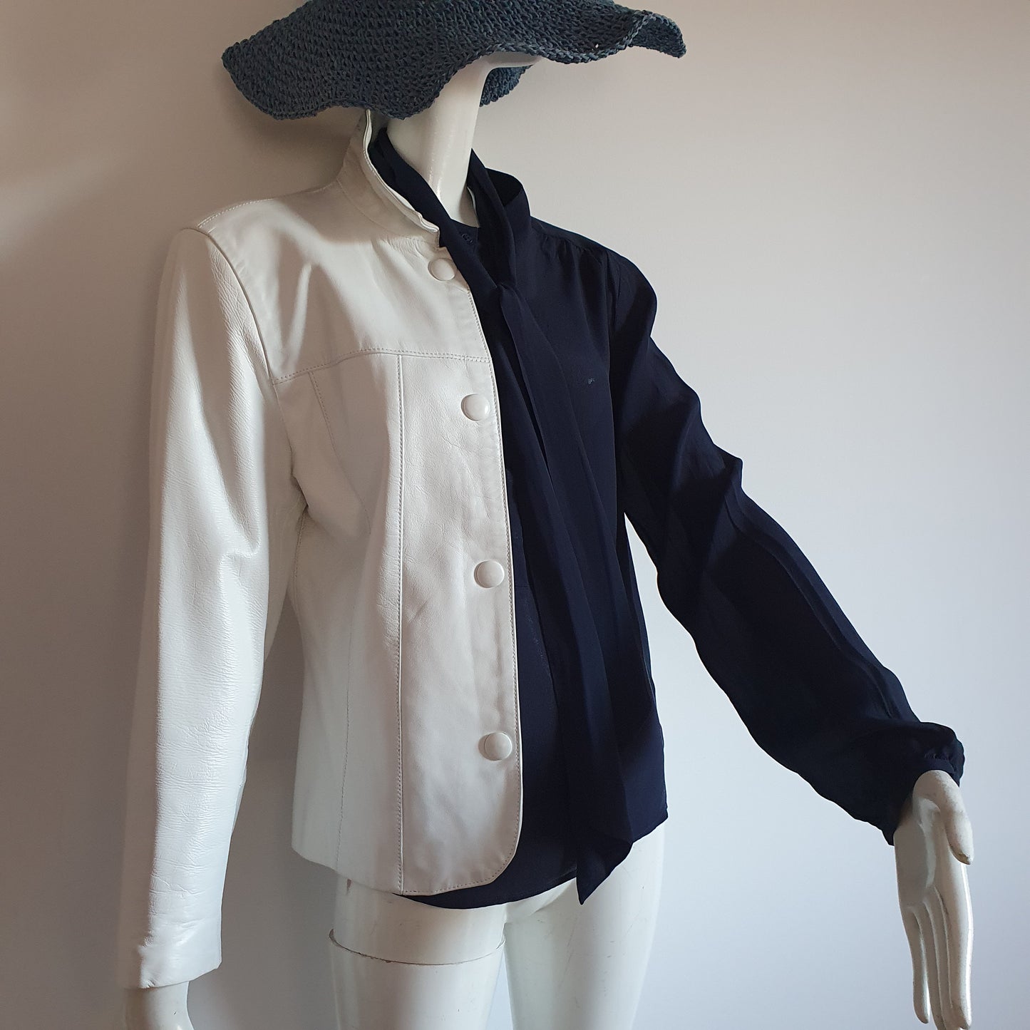Chemisier Lavallière en Soie Bleu Marine — Maison Madeleine (T. 38)