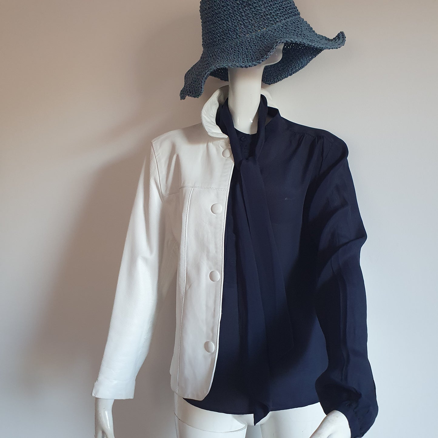 Chemisier Lavallière en Soie Bleu Marine — Maison Madeleine (T. 38)
