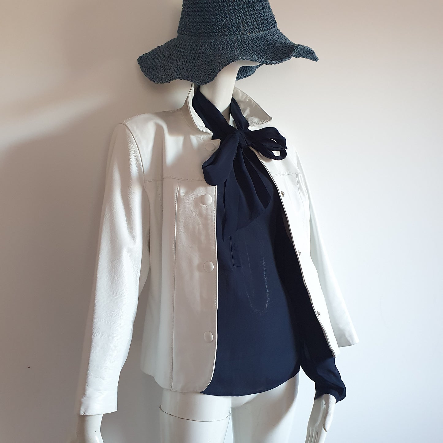Chemisier Lavallière en Soie Bleu Marine — Maison Madeleine (T. 38)
