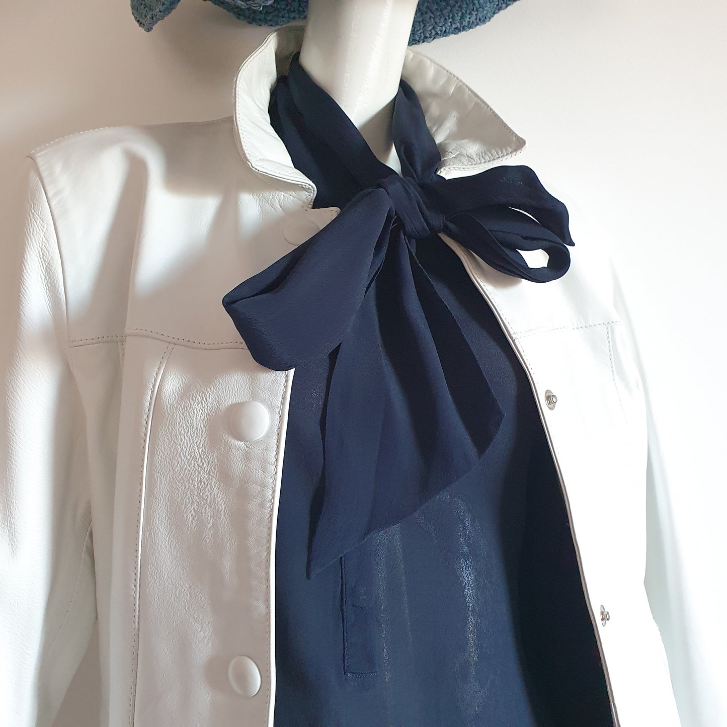 Chemisier Lavallière en Soie Bleu Marine — Maison Madeleine (T. 38)