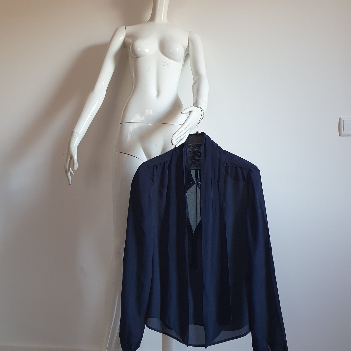 Chemisier Lavallière en Soie Bleu Marine — Maison Madeleine (T. 38)