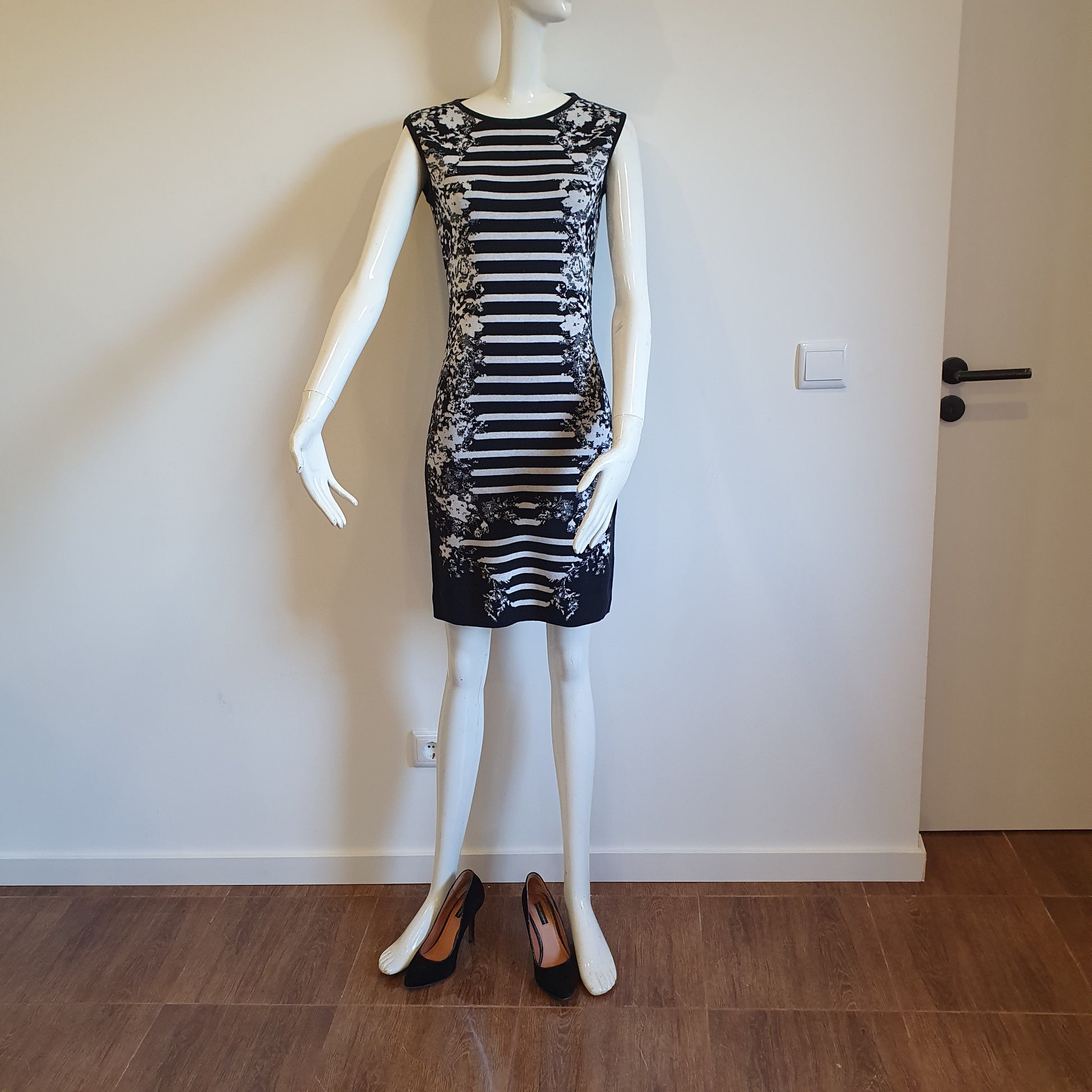 Robe graphique noir et blanc sans manches, vue de face — silhouette complète sur mannequin — Élégance Intemporelle