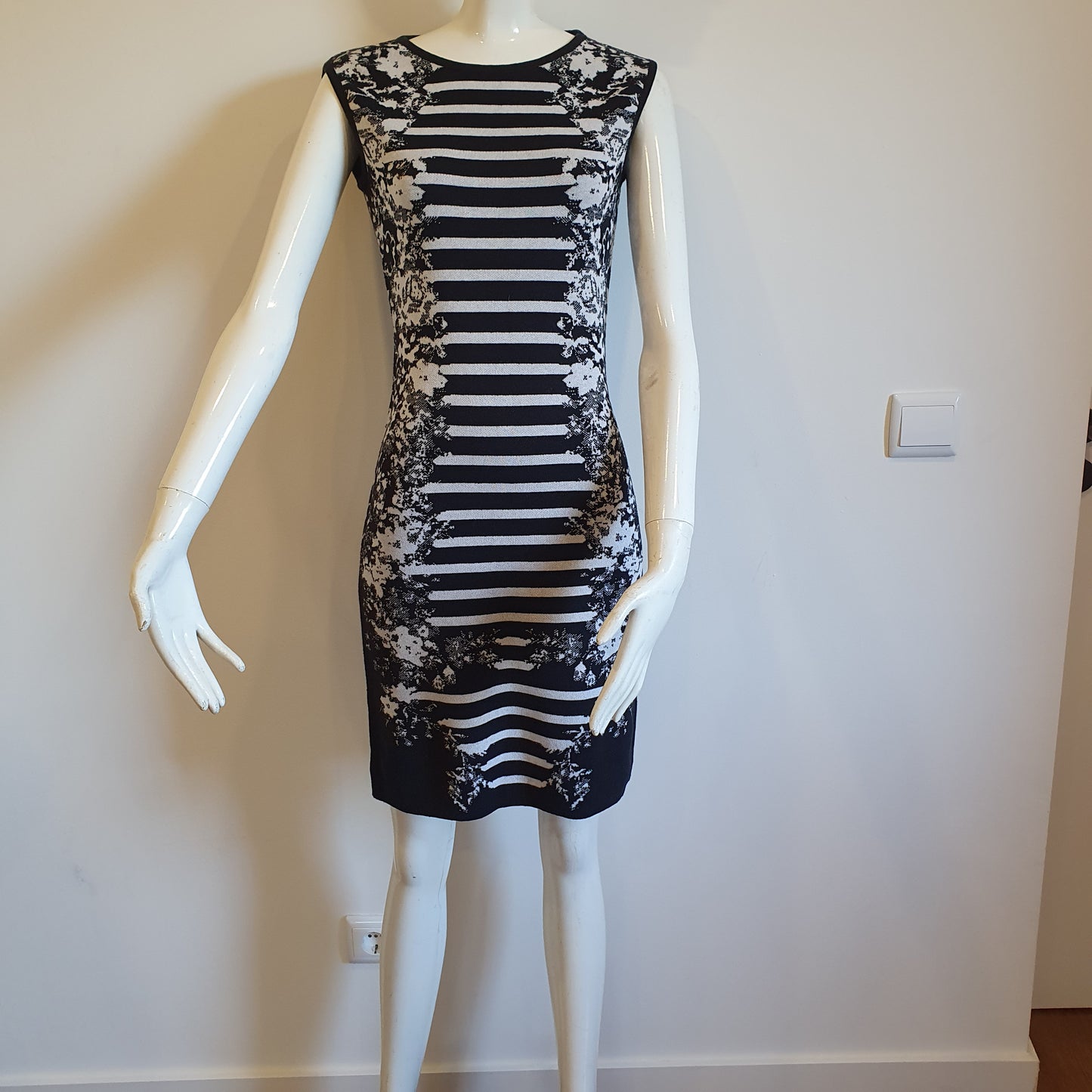 Robe graphique noir et blanc sans manches, vue de face rapprochée — motif jacquard rayures et fleurs — Élégance Intemporelle