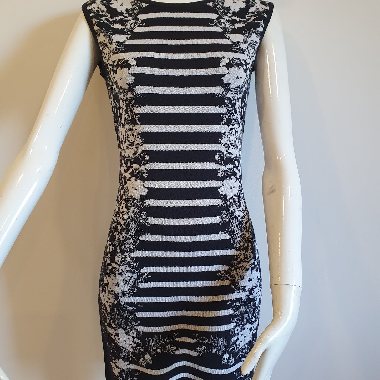 Robe graphique noir et blanc, détail du motif jacquard — texture rayures et fleurs en gros plan — Élégance Intemporelle