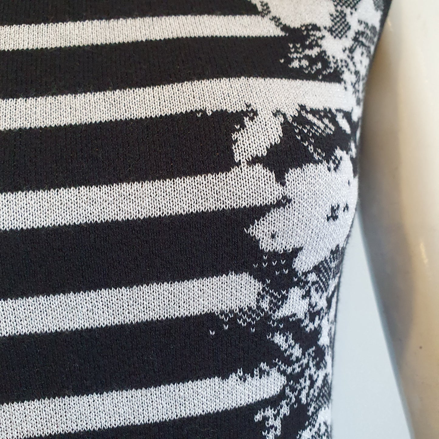 Robe graphique noir et blanc, gros plan buste côté gauche — détail du motif jacquard et de l'encolure — Élégance Intemporelle