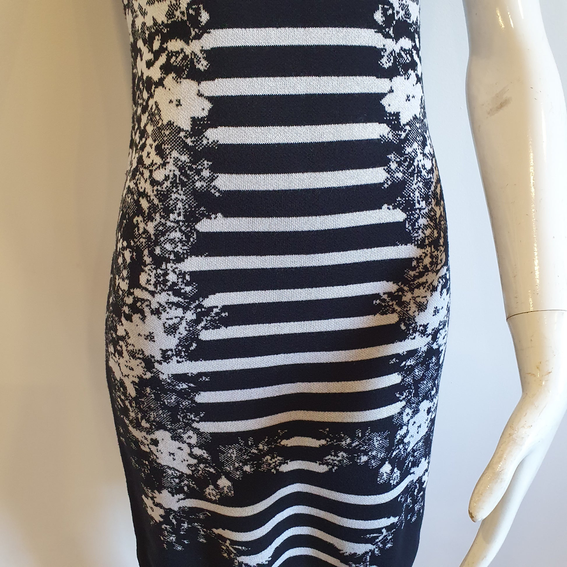 Robe graphique noir et blanc, gros plan taille — détail du motif jacquard et de la coupe ajustée — Élégance Intemporelle