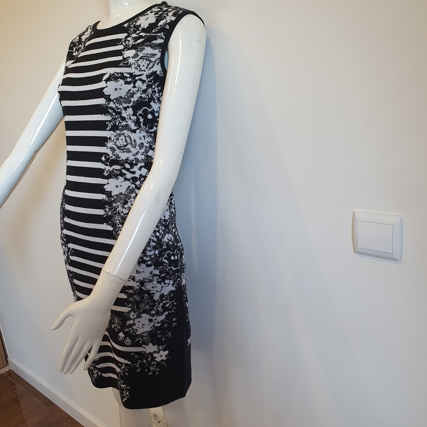 Robe graphique noir et blanc sans manches, vue de profil gauche — silhouette complète sur mannequin — Élégance Intemporelle