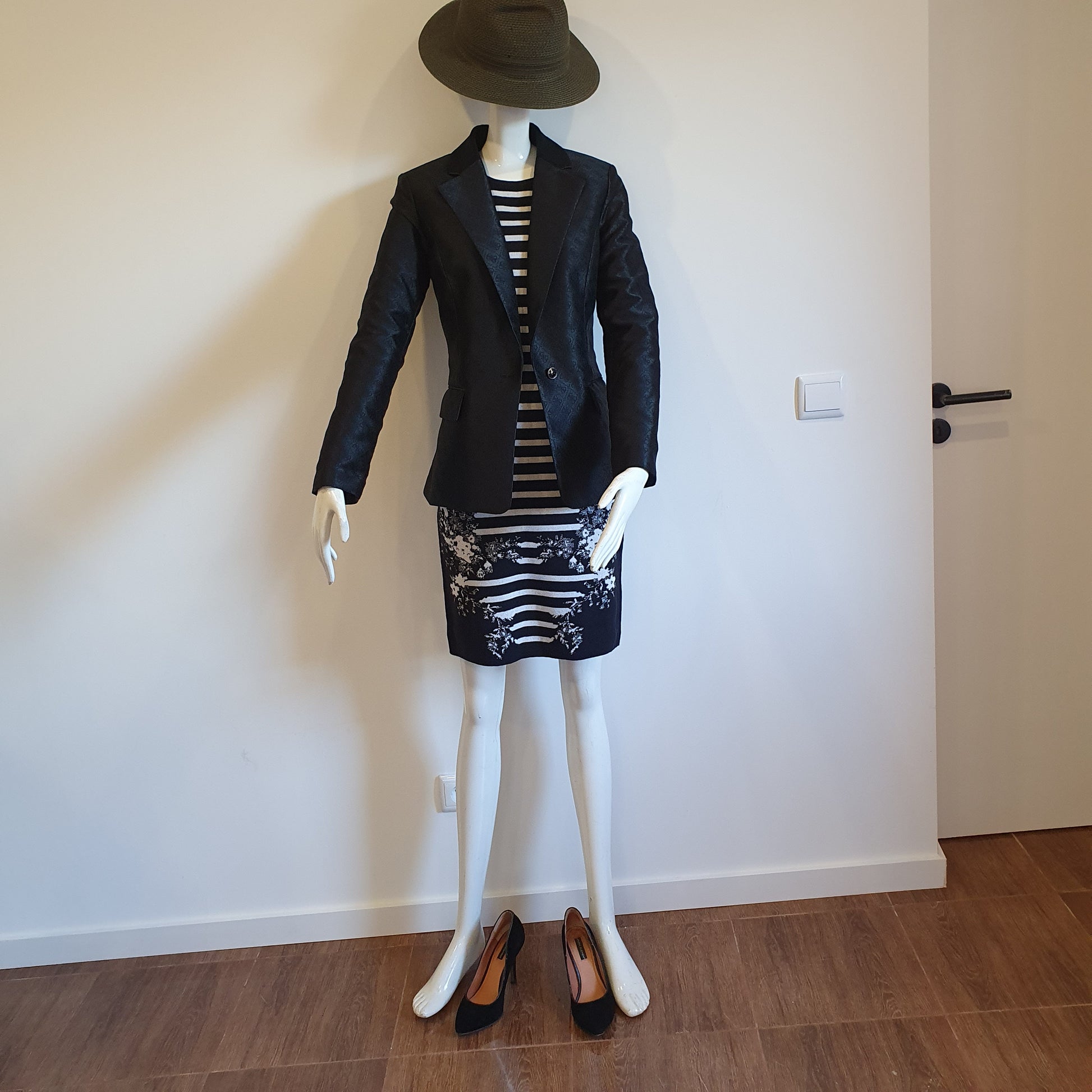 Robe graphique noir et blanc portée avec blazer Guess monogrammé noir — look total noir, vue complète — Élégance Intemporelle