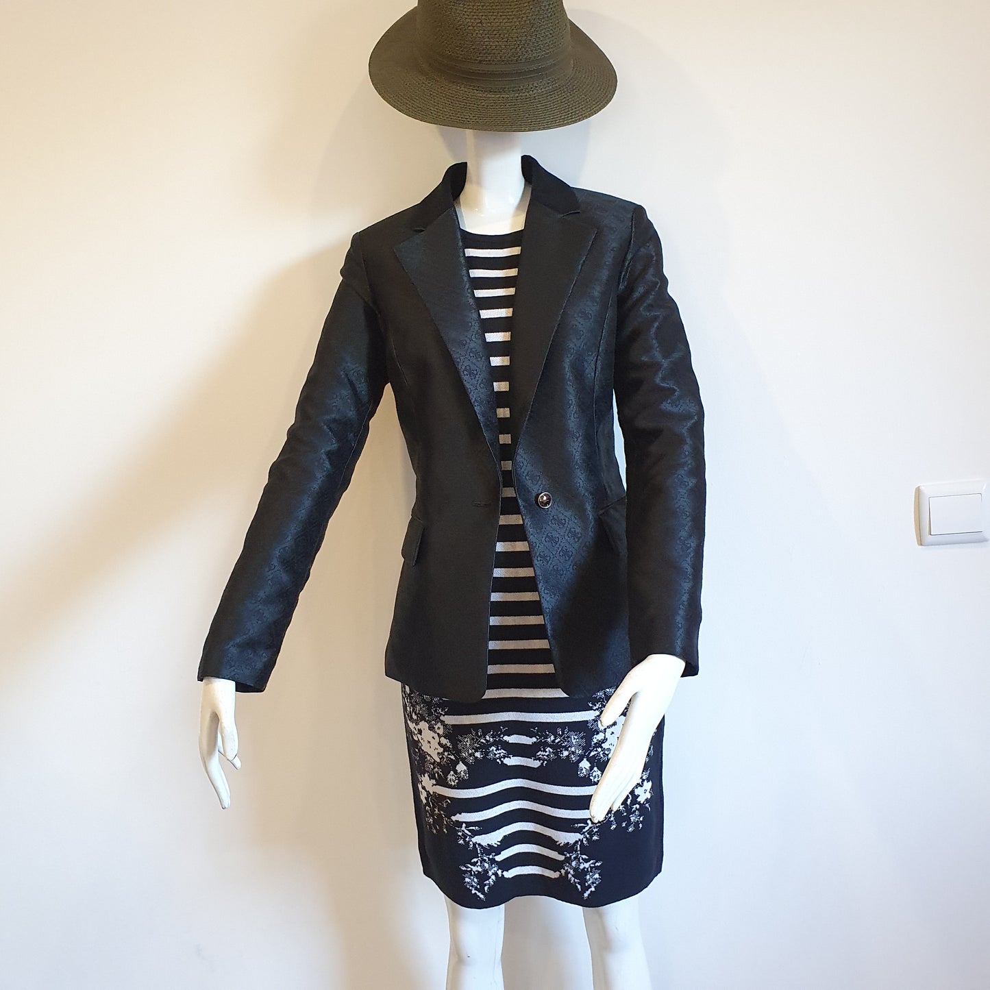 Robe graphique noir et blanc sans manches, vue entière sur mannequin — motif jacquard rayures et fleurs — Élégance Intemporelle