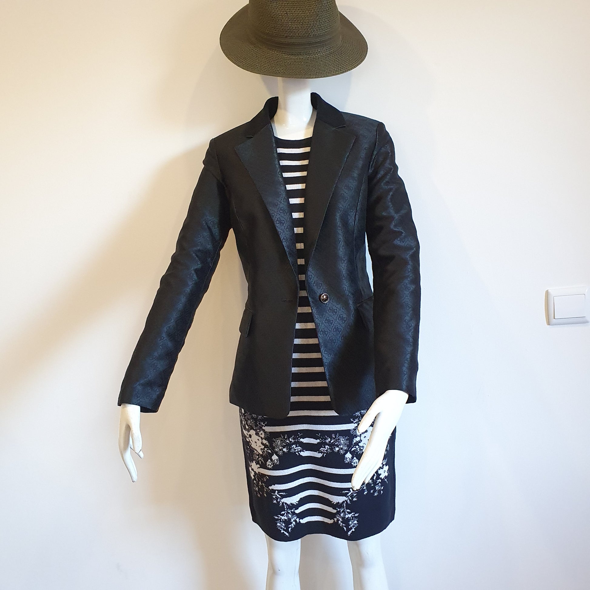 Robe graphique noir et blanc sans manches, vue entière sur mannequin — motif jacquard rayures et fleurs — Élégance Intemporelle