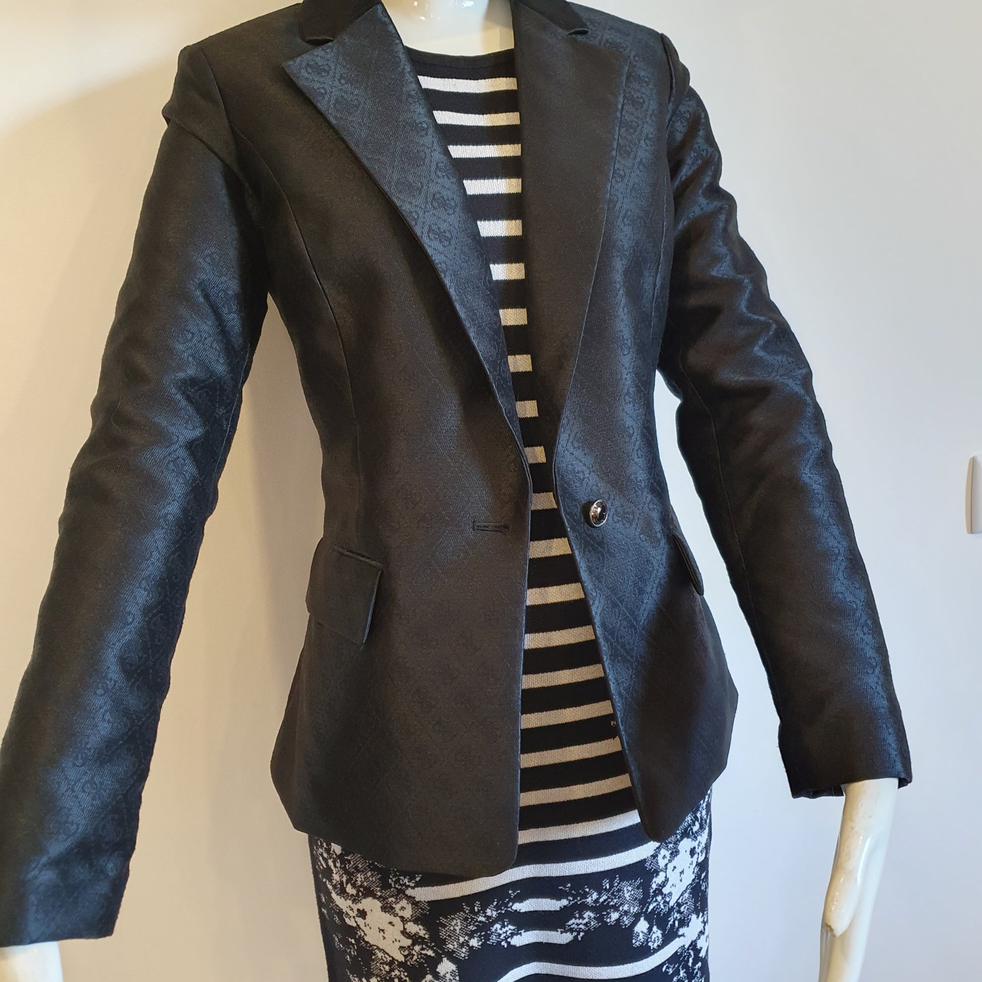 Robe graphique noir et blanc sans manches, vue sur mannequin — motif jacquard rayures et fleurs —  portée avec blazer Guess - Élégance Intemporelle