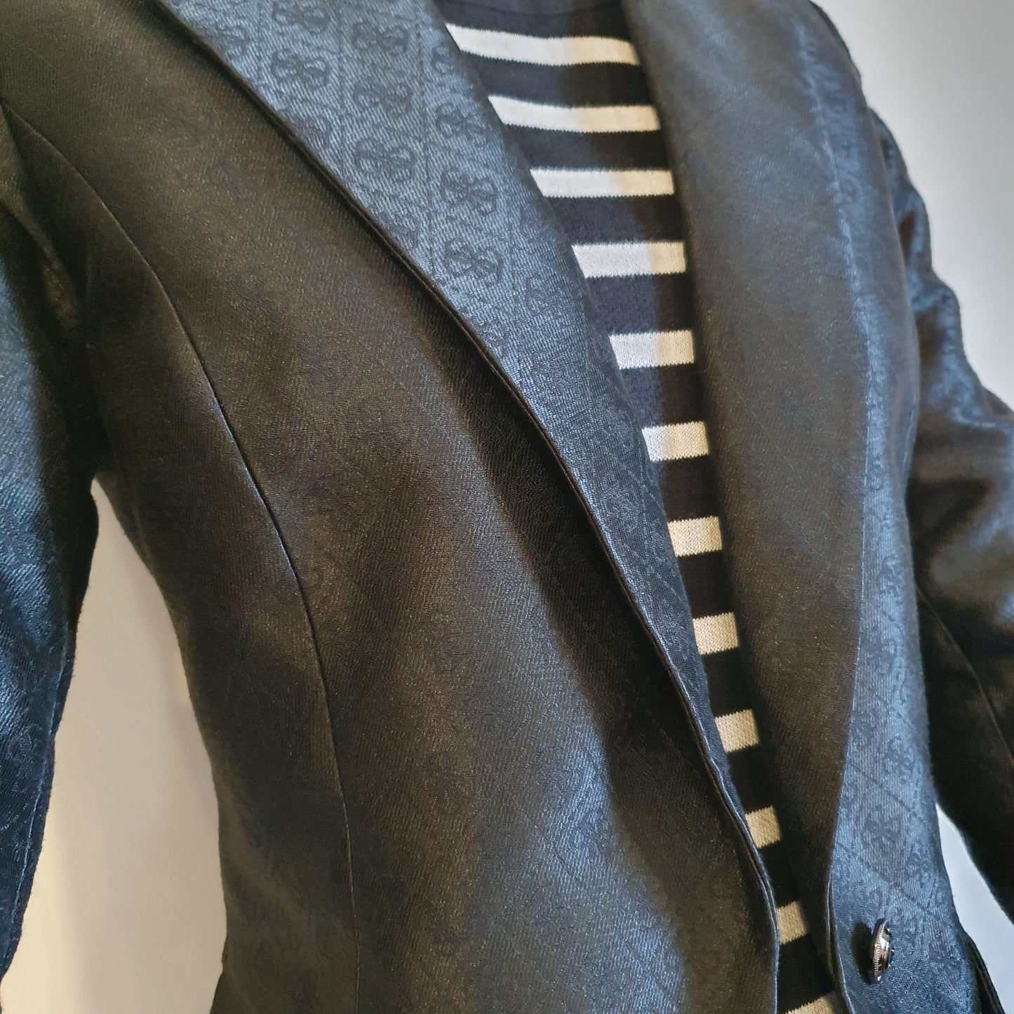 Robe graphique noir et blanc, haut de la robe sous blazer Guess monogrammé — détail encolure et motif jacquard — Élégance Intemporelle