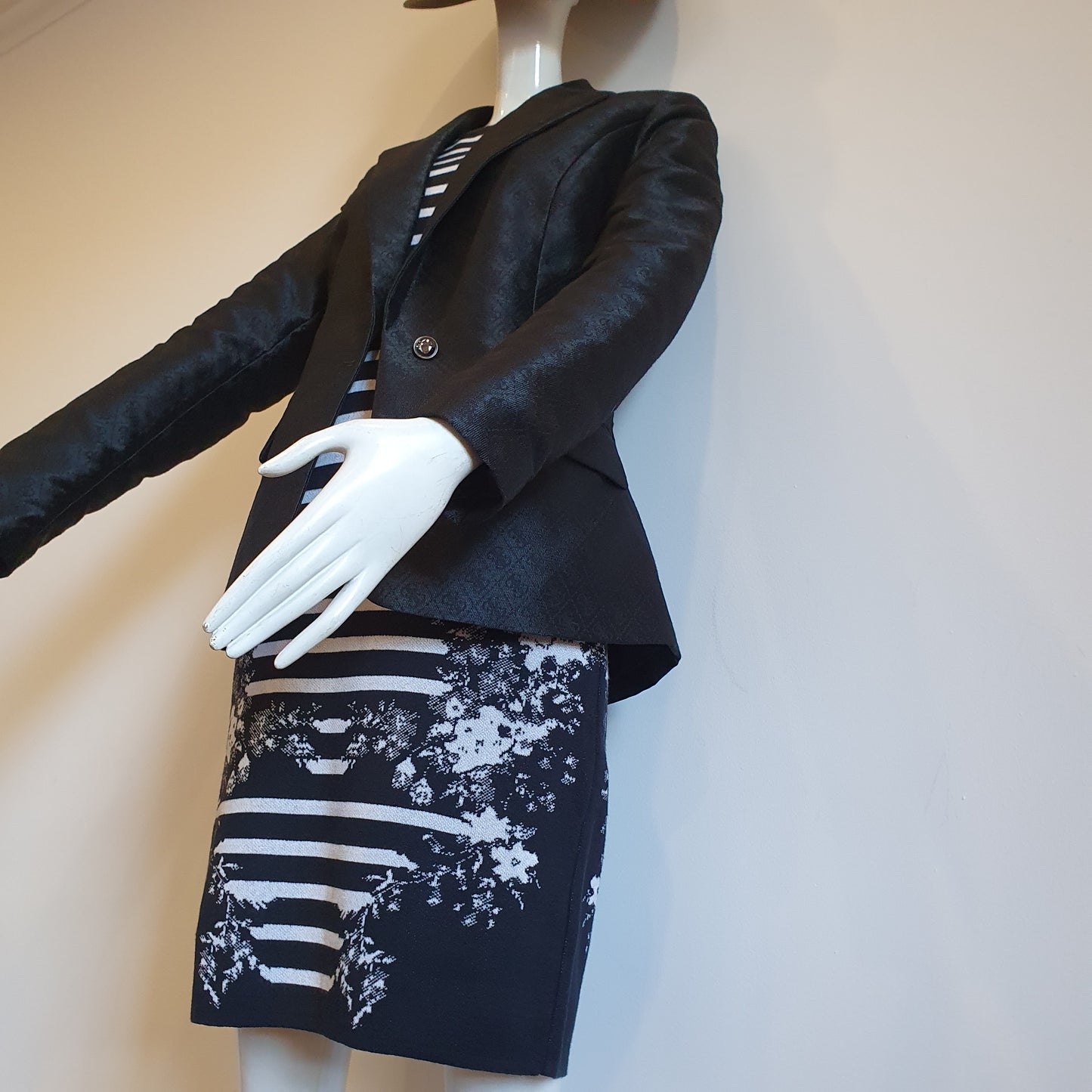 Robe graphique noir et blanc sans manches, vue en contre-plongée — motif jacquard rayures et fleurs, silhouette ajustée — Élégance Intemporelle