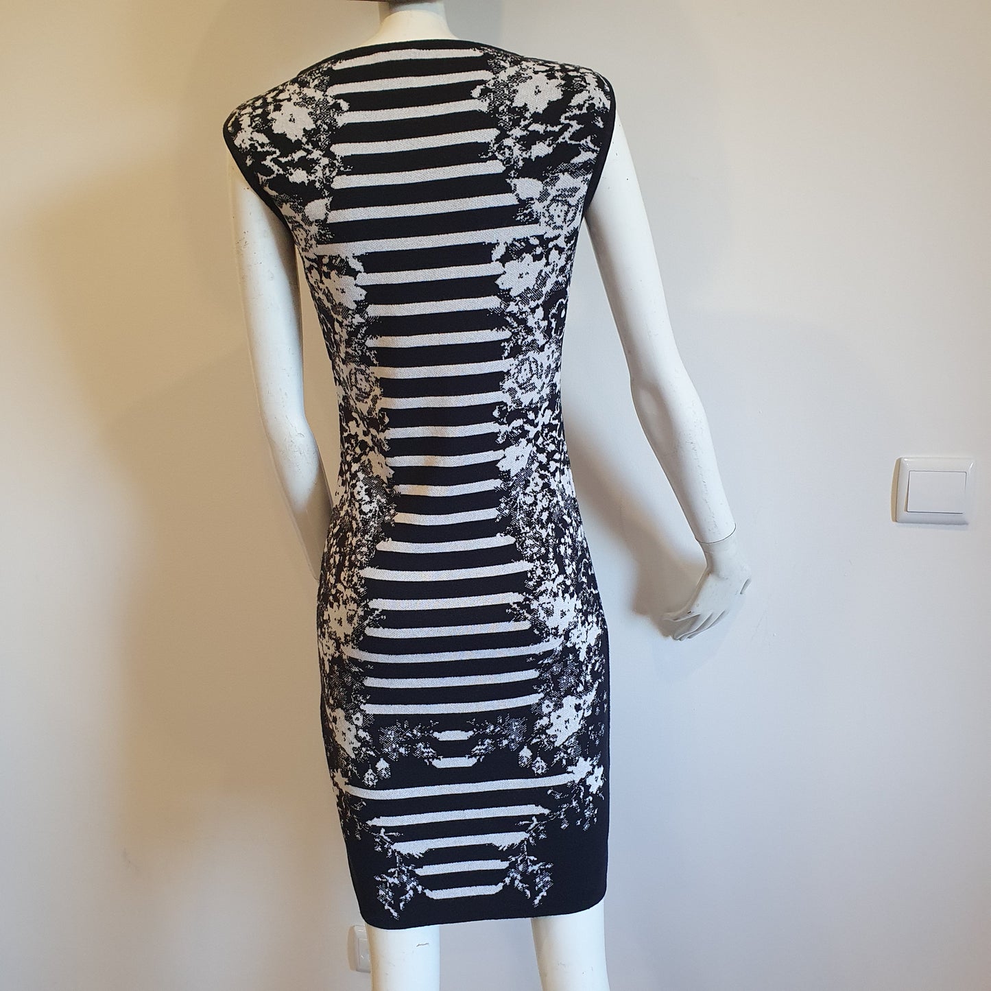 Robe graphique noir et blanc sans manches, vue de dos sur mannequin — coupe droite ajustée, motif jacquard — Élégance Intemporelle