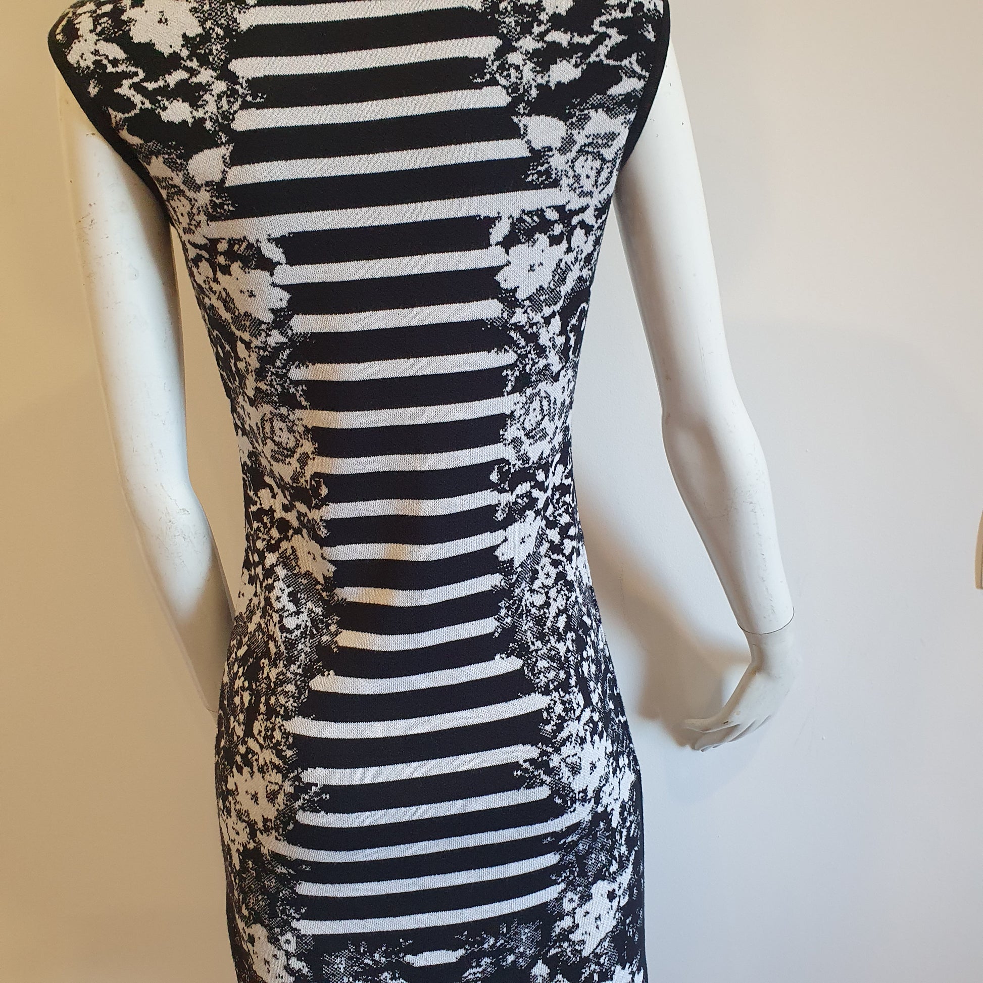 Robe graphique noir et blanc sans manches, vue de dos rapprochée — détail du dos et du motif jacquard — Élégance Intemporelle