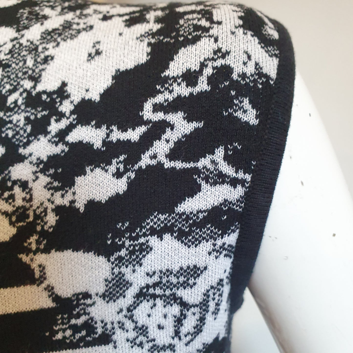 Robe graphique noir et blanc, vue arrière épaule droite — détail du motif jacquard et de l'emmanchure — Élégance Intemporelle