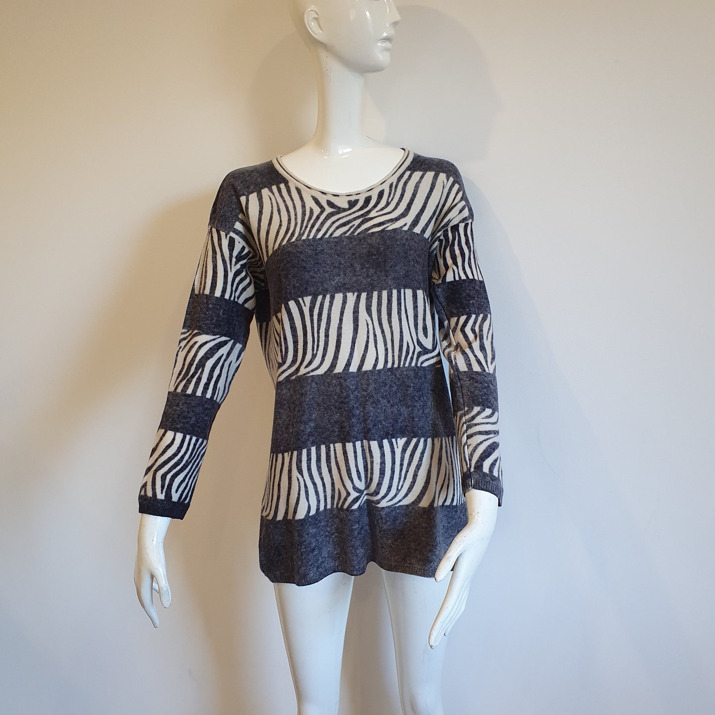 Pull tunique zébré laine cachemire Madeleine — vue de face entière sur mannequin, bandes zébrées noir écru et gris anthracite chiné