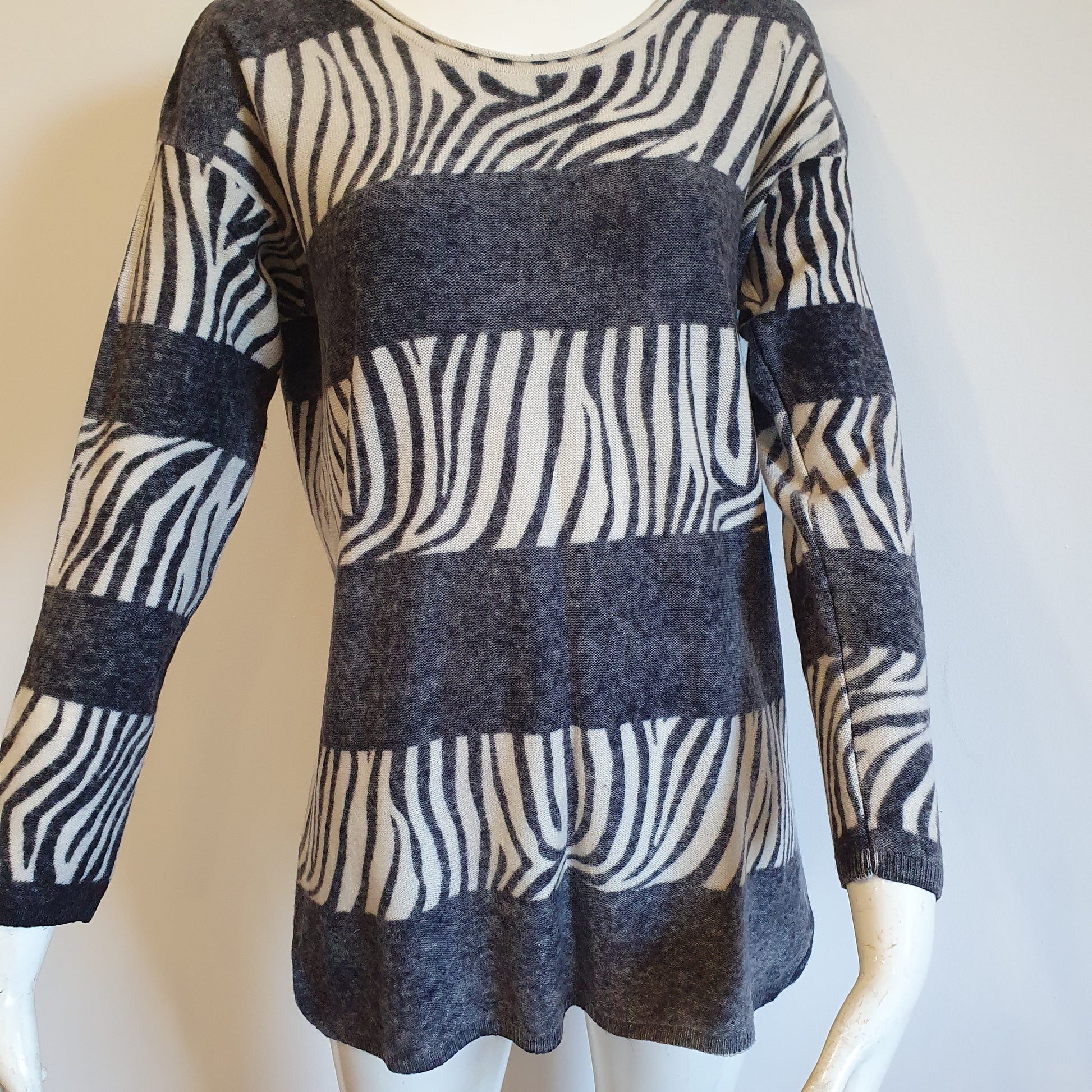 Pull tunique zébré laine cachemire Madeleine — vue de face rapprochée, détail motif zébré et maille fine laine vierge cachemire