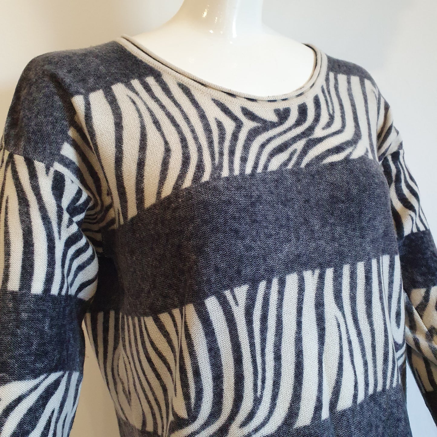 Pull tunique zébré laine cachemire Madeleine — détail buste, col rond et alternance bandes zébrées et aplats gris anthracite chiné