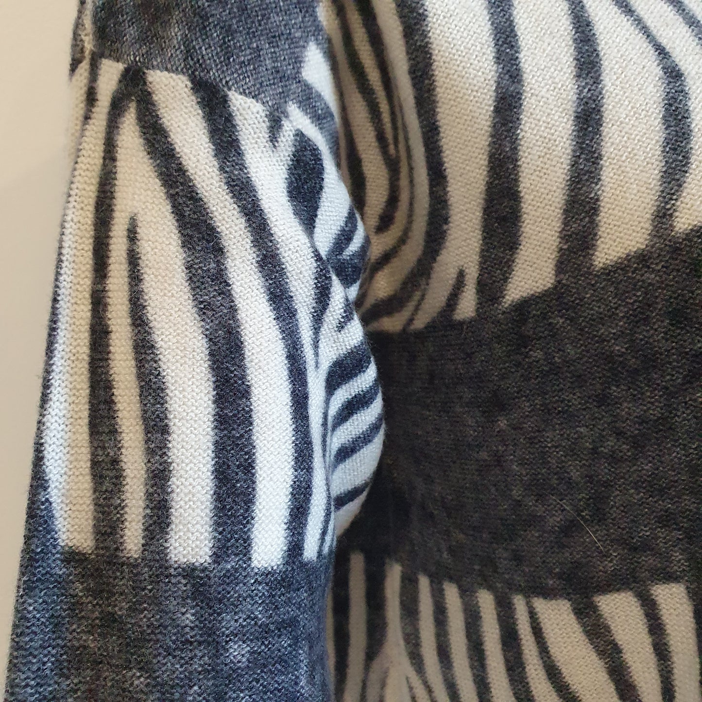 Pull tunique zébré laine cachemire Madeleine — détail épaule droite, texture maille fine et bande zébrée noir écru